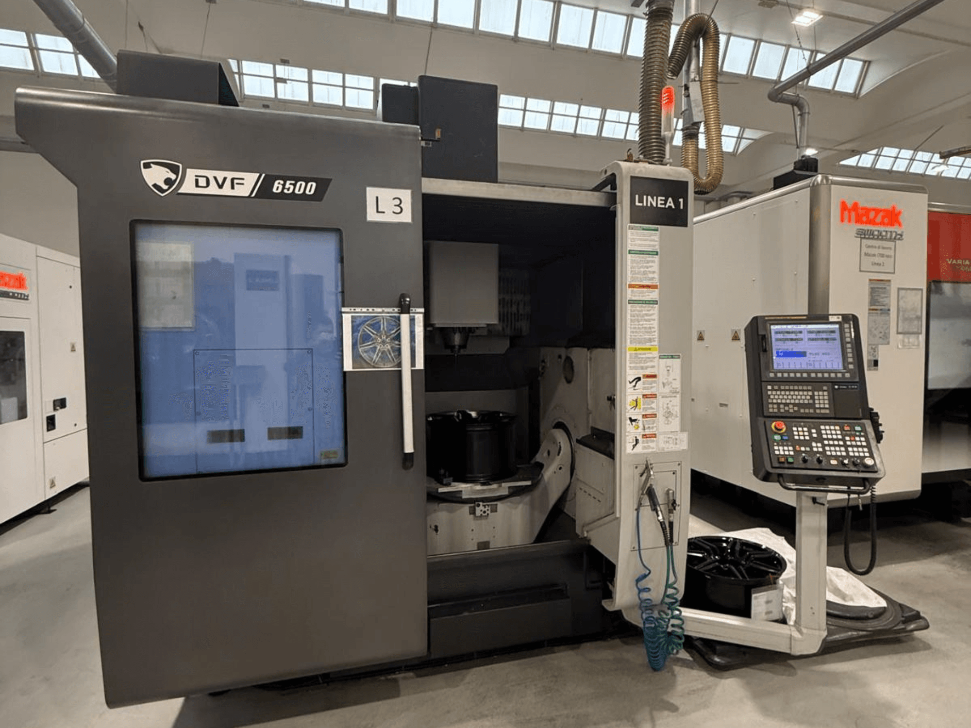 Stroj DVF 6500 CNC, pohled zepředu, zobrazení ovládacího panelu a vnitřního prostoru s upínacím přípravkem.