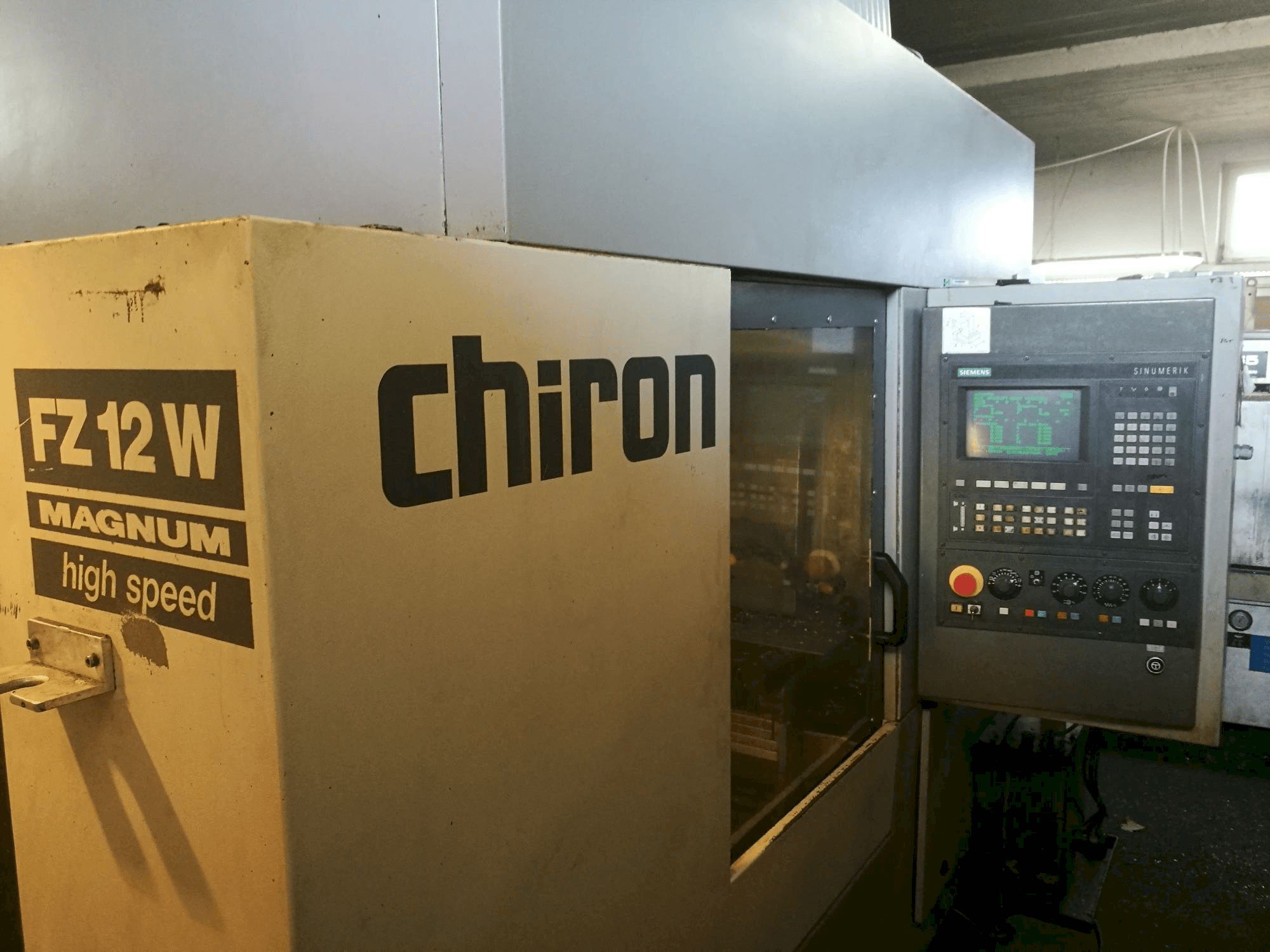 Čelní pohled na CHIRON FZ 12 W Magnum stroj