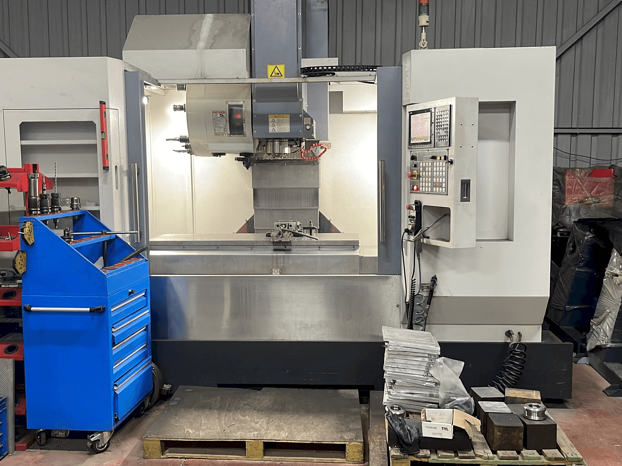 Čelní pohled na Akira Seiki SR2XP stroj