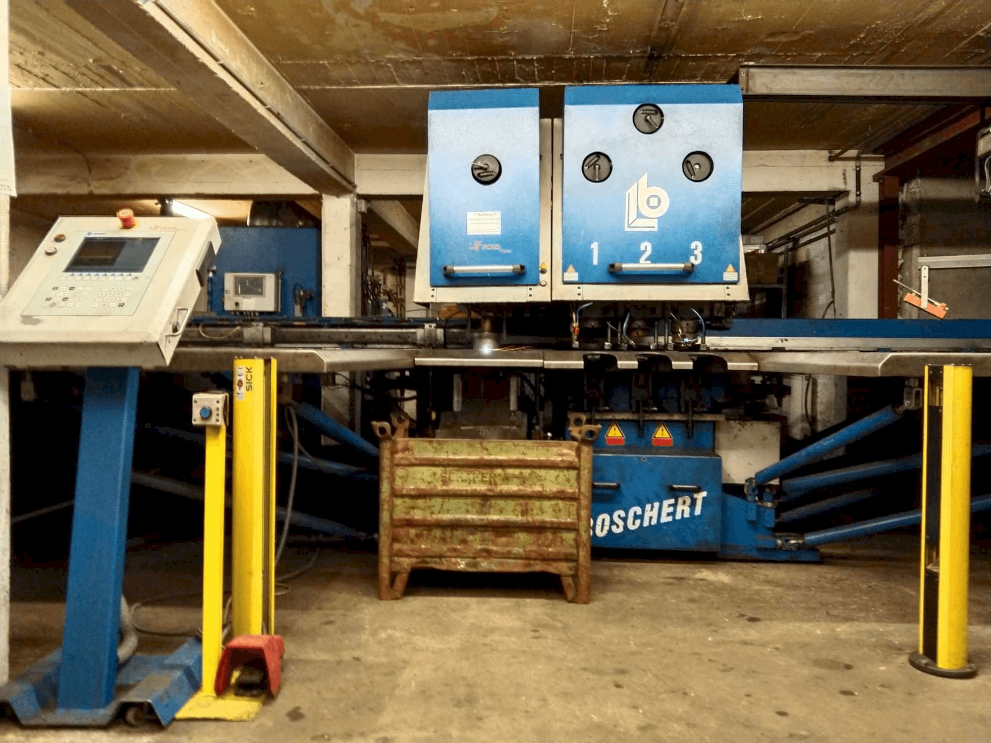 Čelní pohled na Boschert Tri Combicut plasma stroj