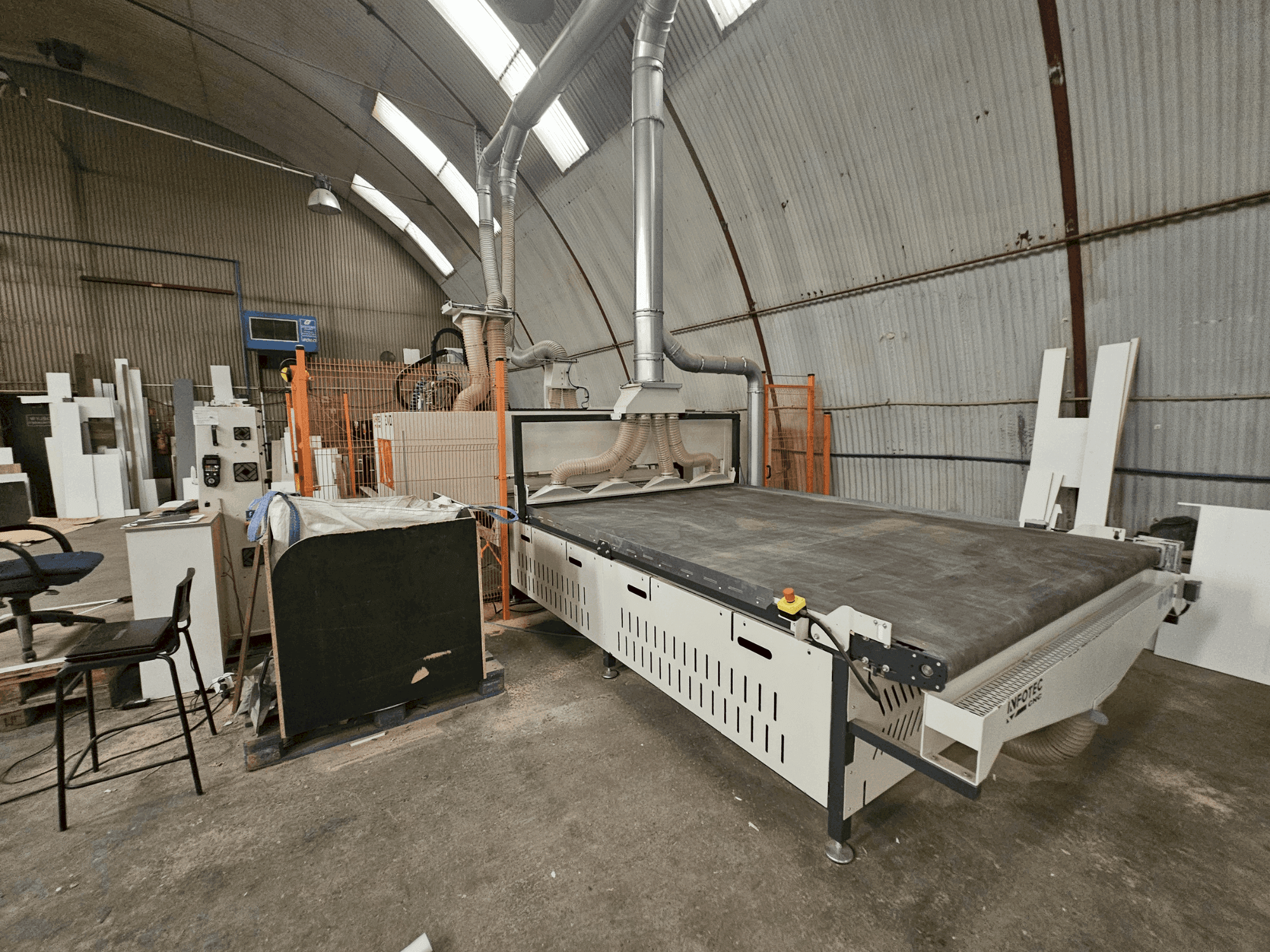 Čelní pohled na INFOTEC 3121 PRO EVO stroj