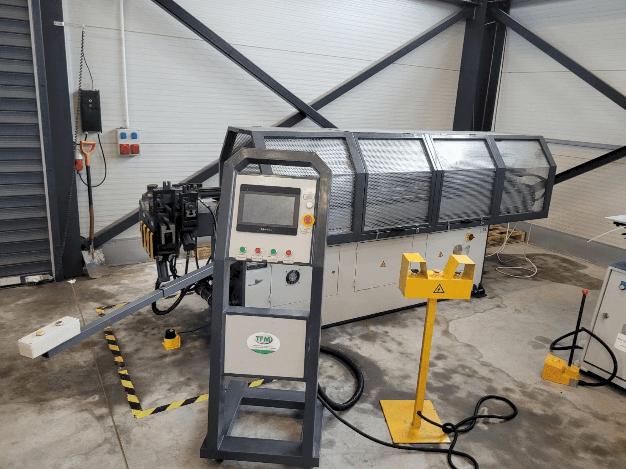 Čelní pohled na TFM GM-SB-38CNC- 2A1S stroj