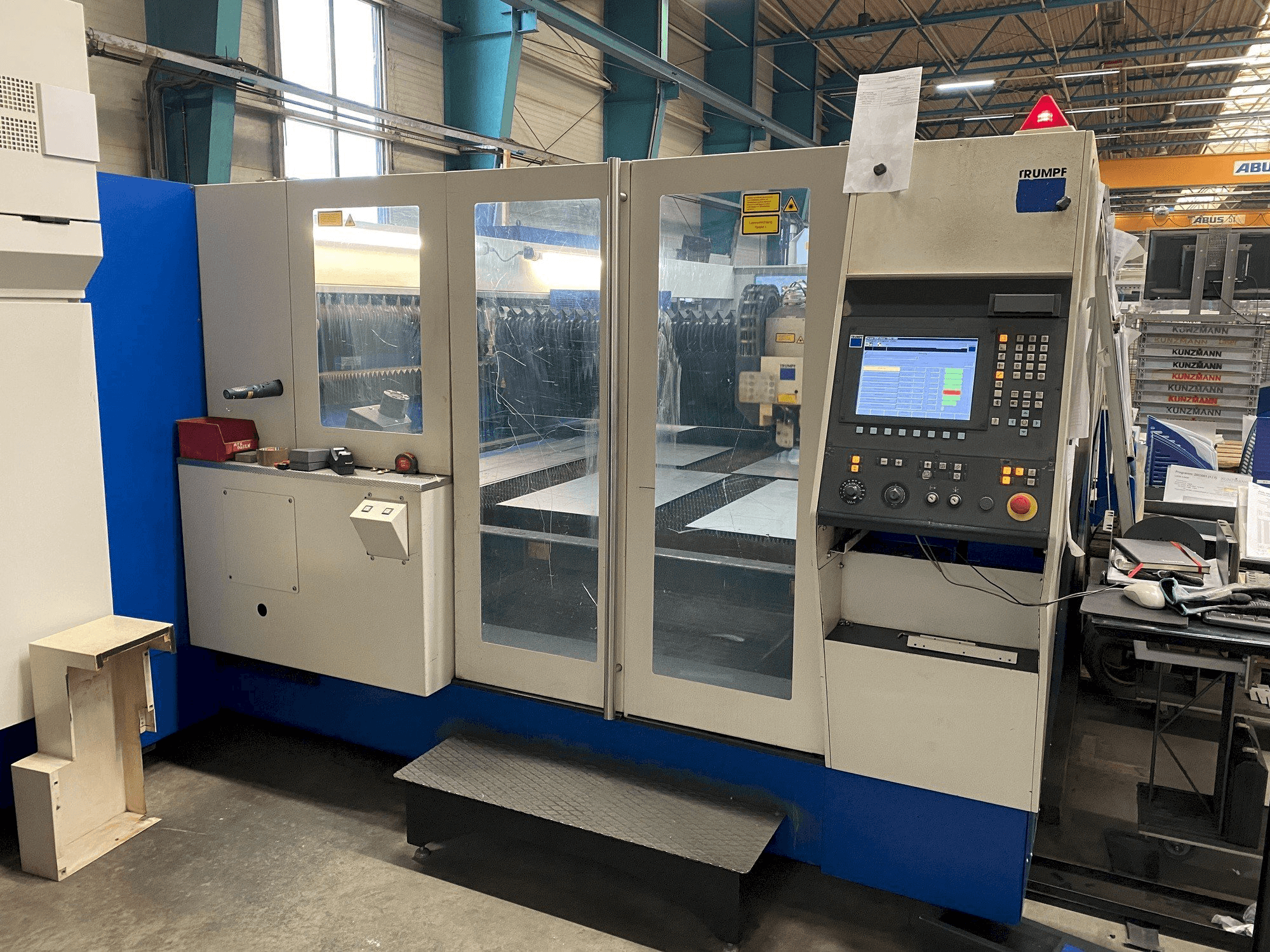 Čelní pohled na Trumpf laser 5040 stroj