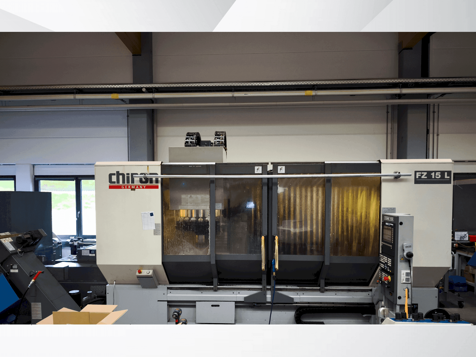 Čelní pohled na CHIRON FZ 15 L stroj