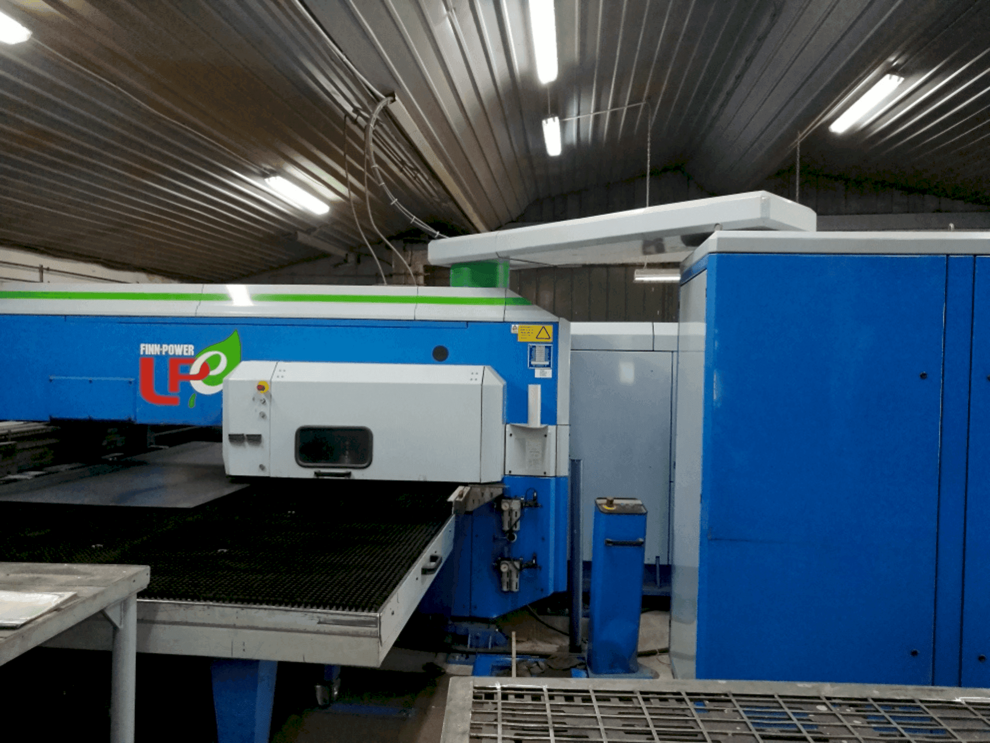 Čelní pohled na Finn-Power LPE5 SWUH stroj