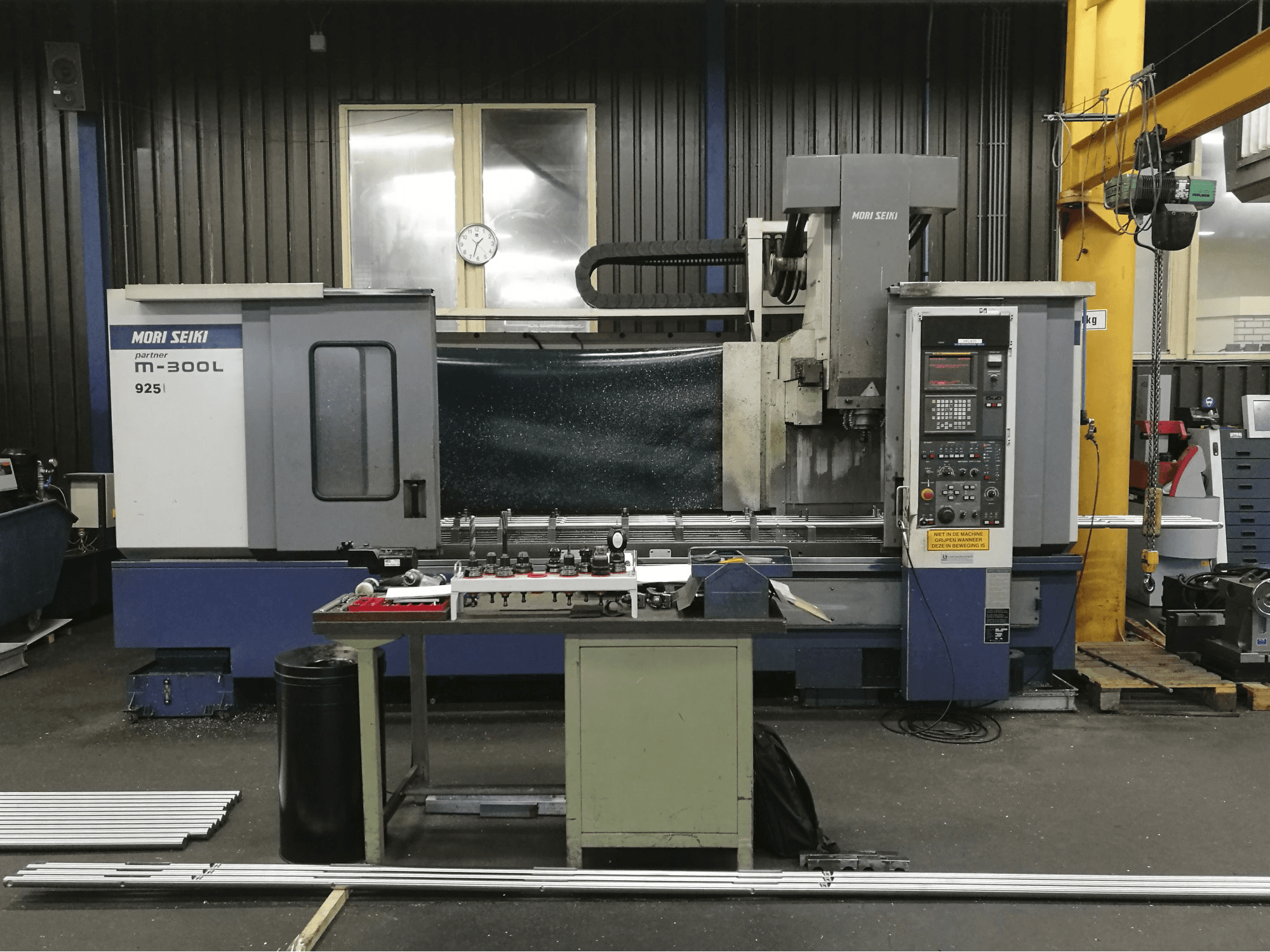 Čelní pohled na MORI SEIKI M-300L2 stroj