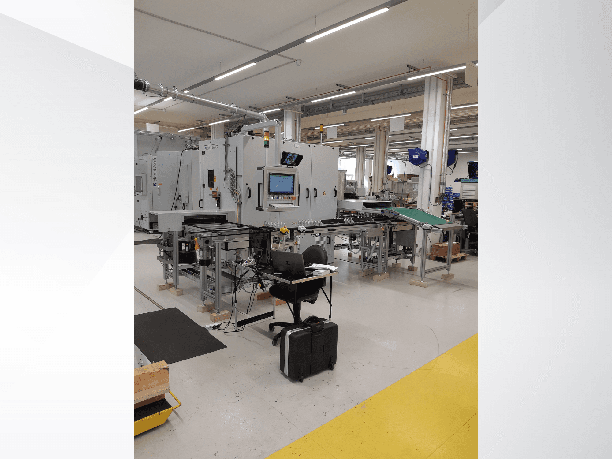 Obráběcí stroj CLEAN LASER clean CELL 3220 CL600, pohled zepředu s ovládacím panelem a pracovním prostorem v továrním nastavení.
