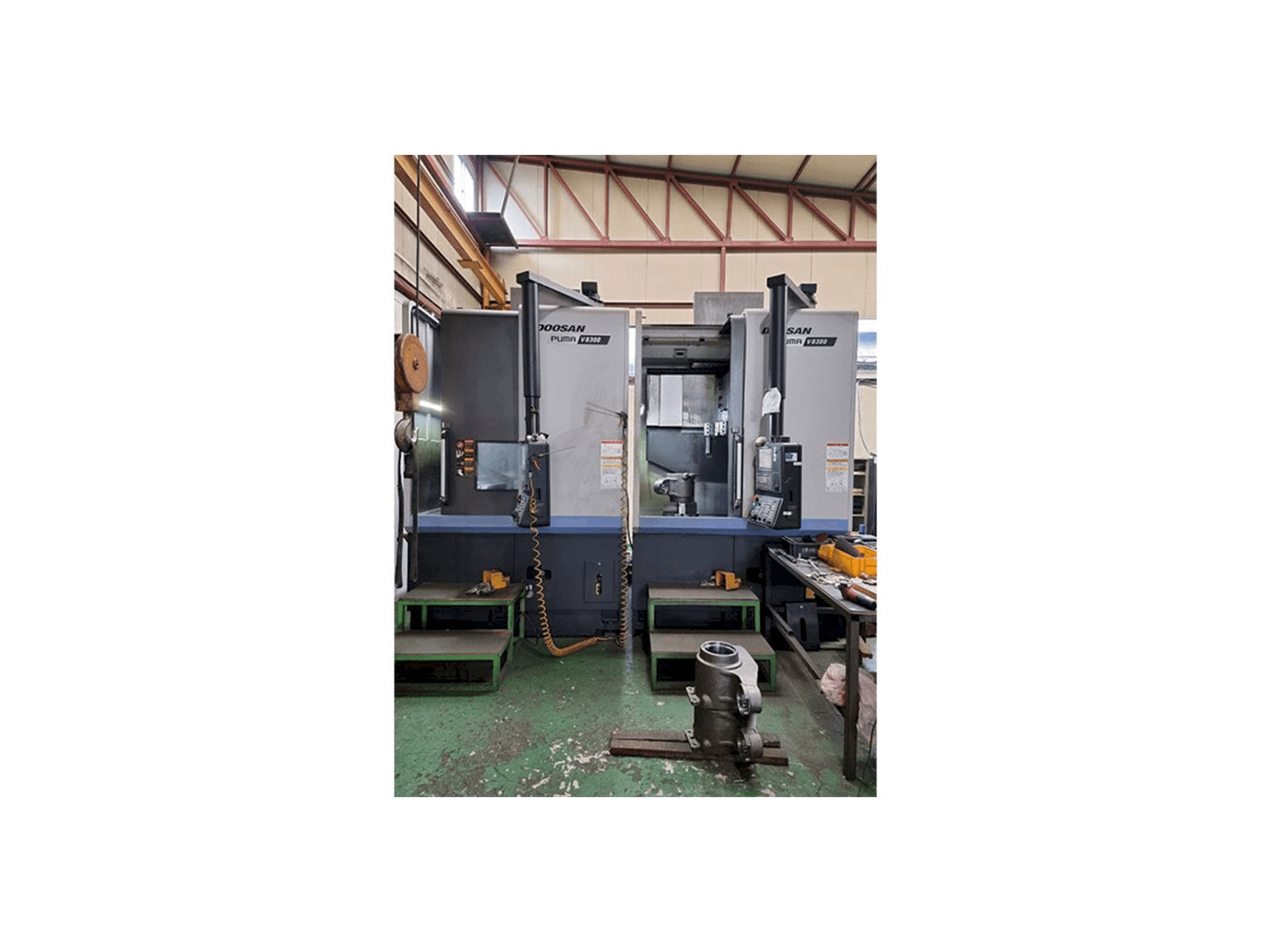 Čelní pohled na Doosan Puma V8300 stroj