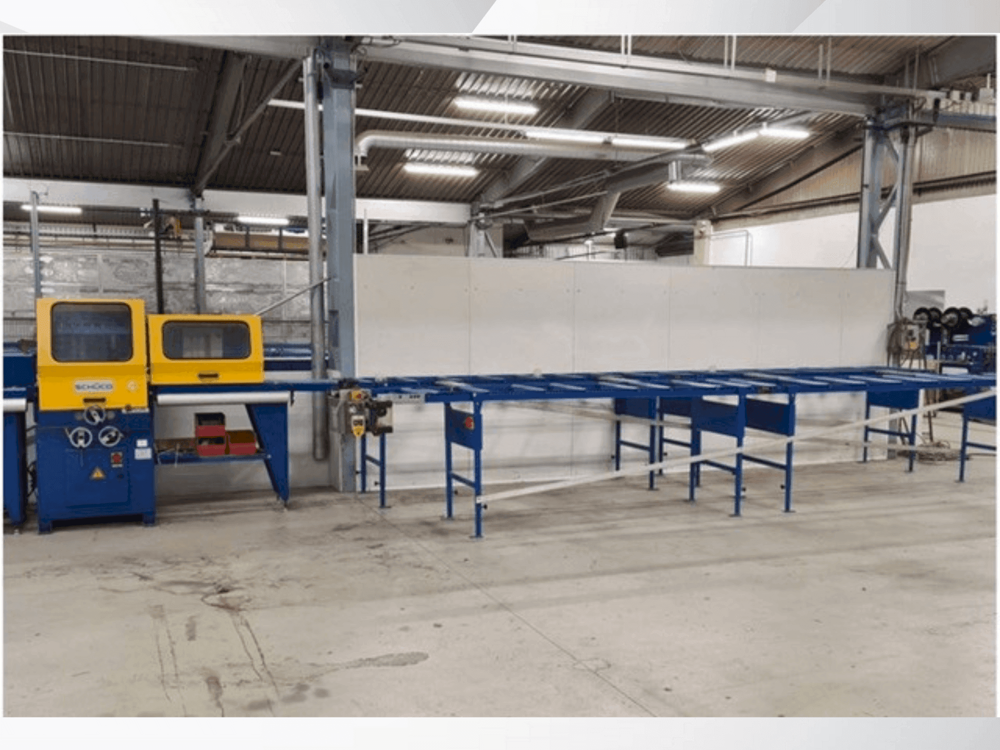 Čelní pohled na SCHÜCO ISOMAT 5 stroj