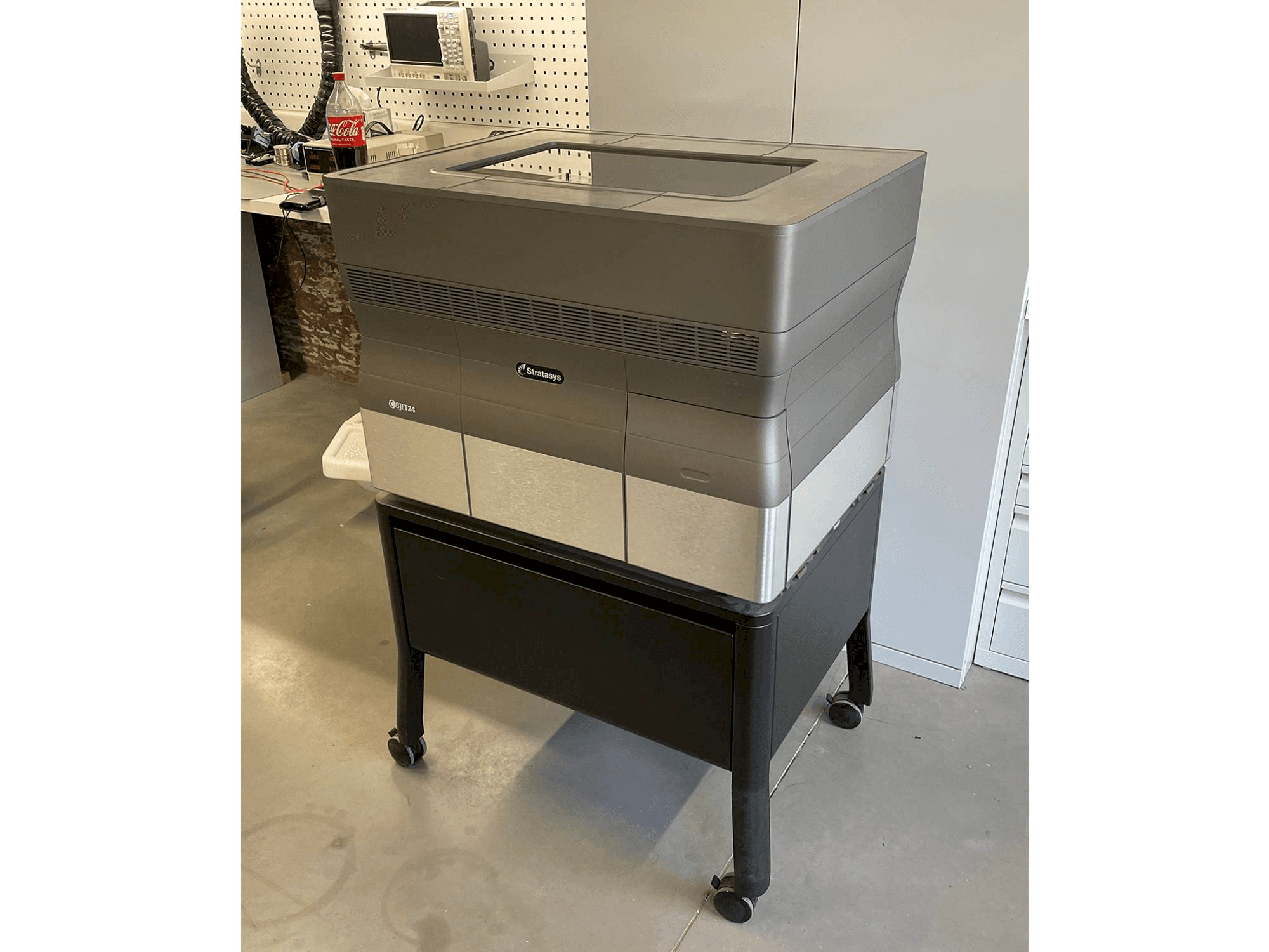 Čelní pohled na Stratasys Objet24 stroj