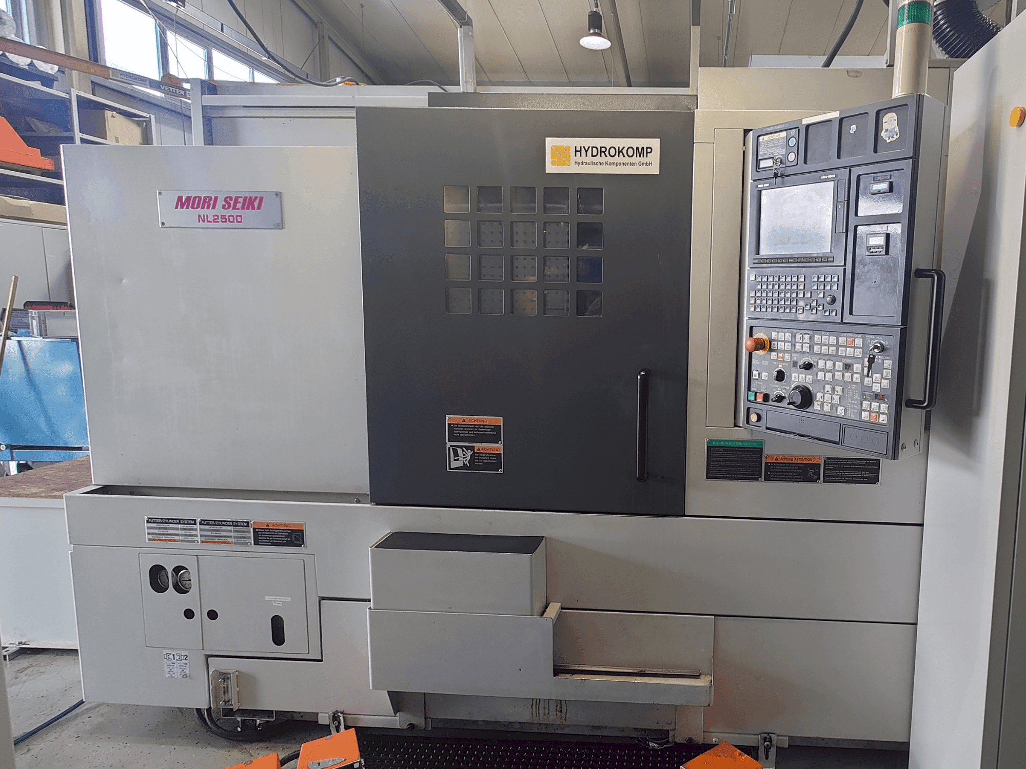 Čelní pohled na DMG Mori Seiki NL2500SY/700 stroj