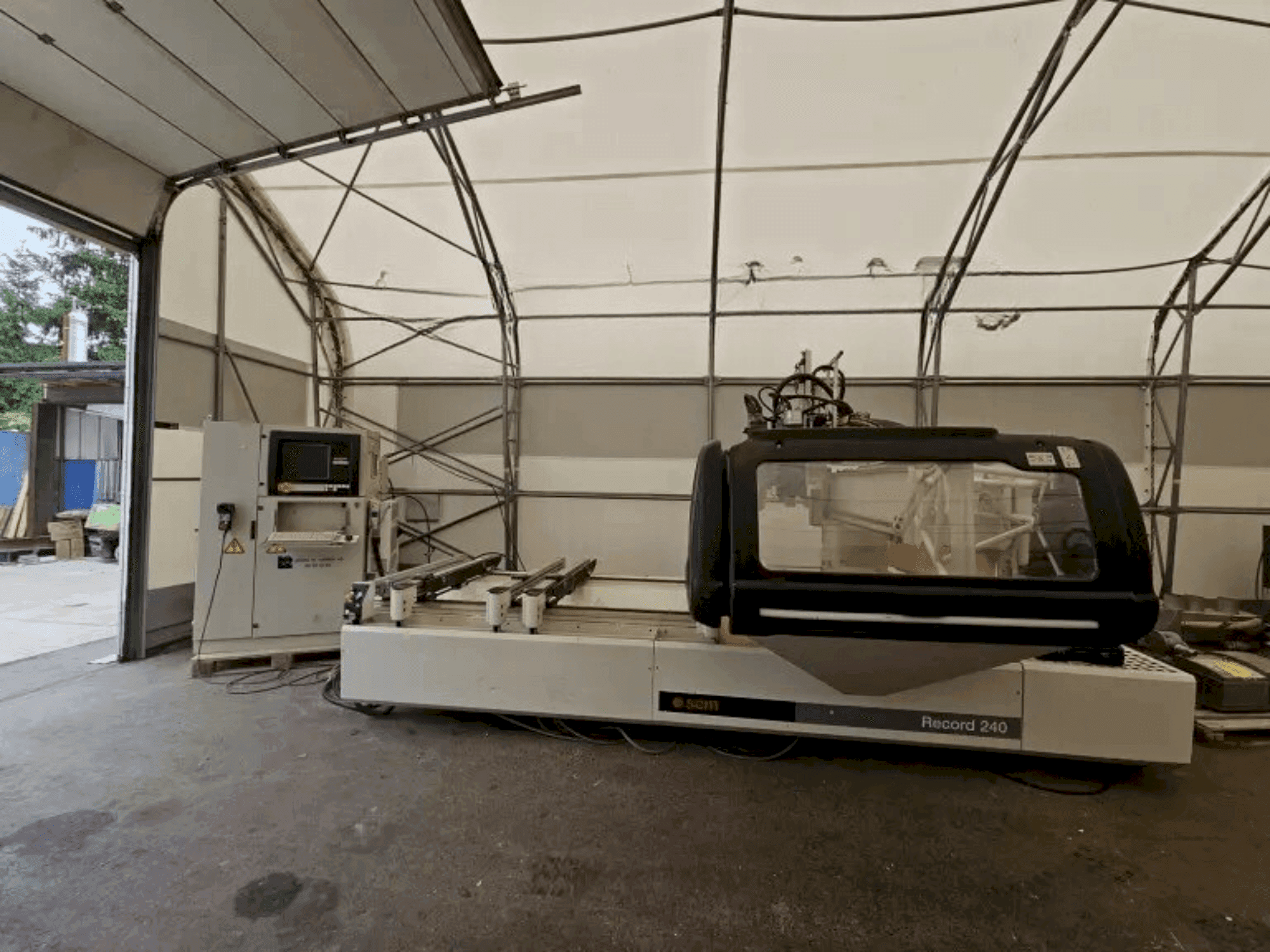 Čelní pohled na SCM Record 240 TV stroj