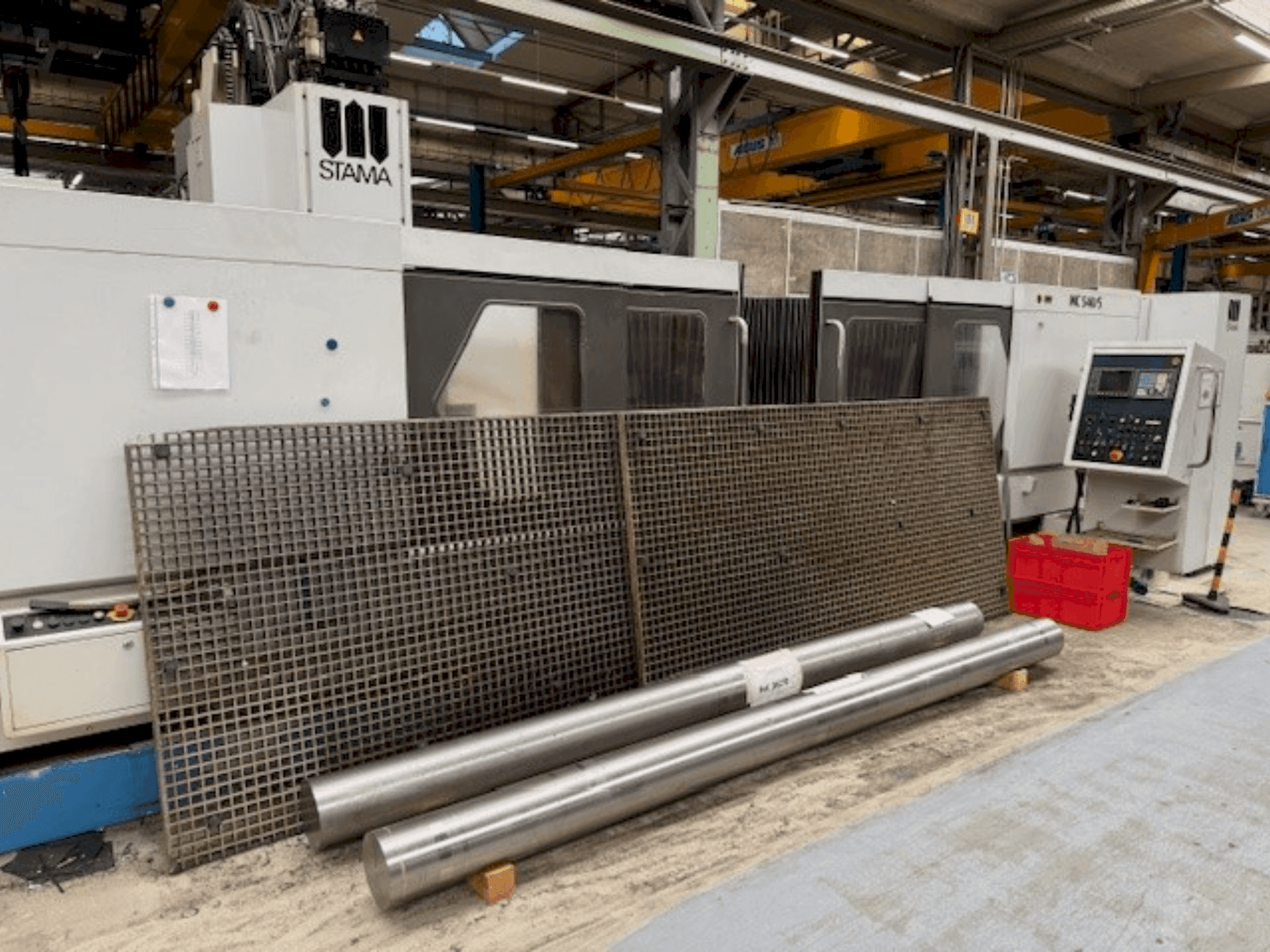 Čelní pohled na STAMA MC 540 stroj