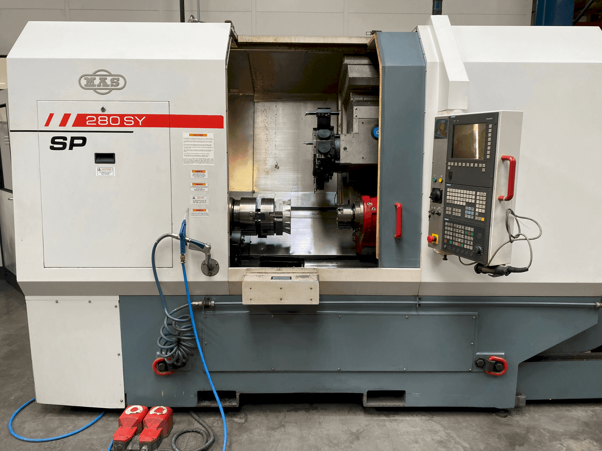 Čelní pohled na MAS SP280 SY stroj