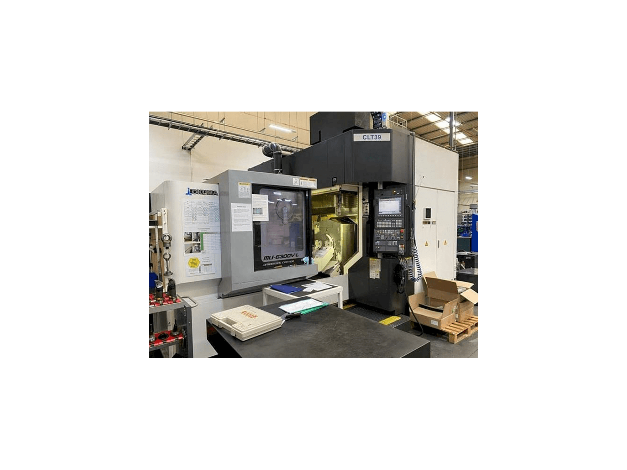 Čelní pohled na Okuma MU 6300V-L stroj