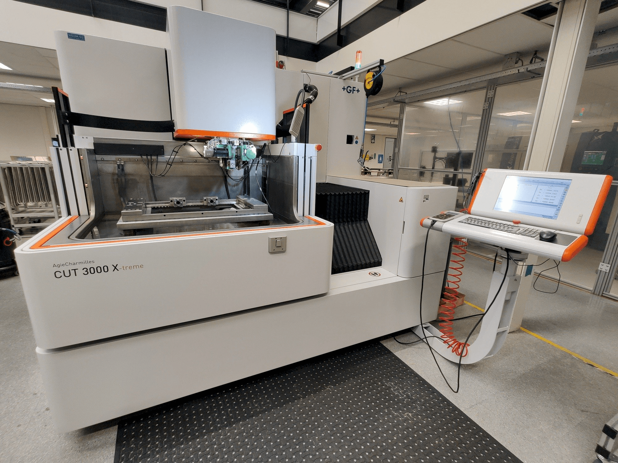 Čelní pohled na GF AgieCharmilles CUT 3000 X stroj