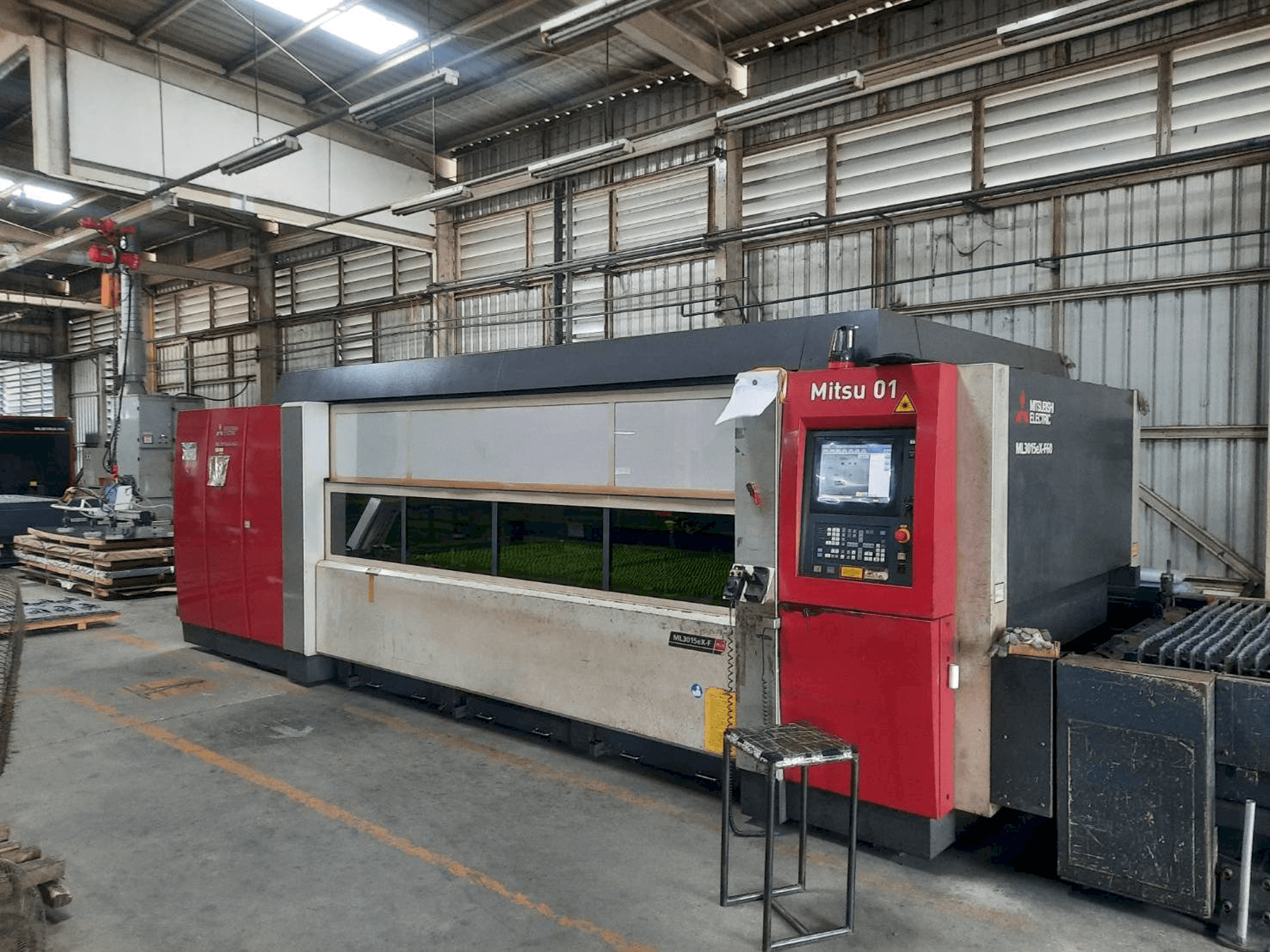 Čelní pohled na Mitsubishi ML3015eX F60 stroj