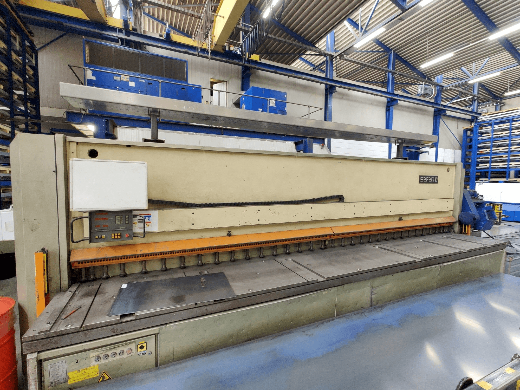 Čelní pohled na Safan HVR610-10 stroj