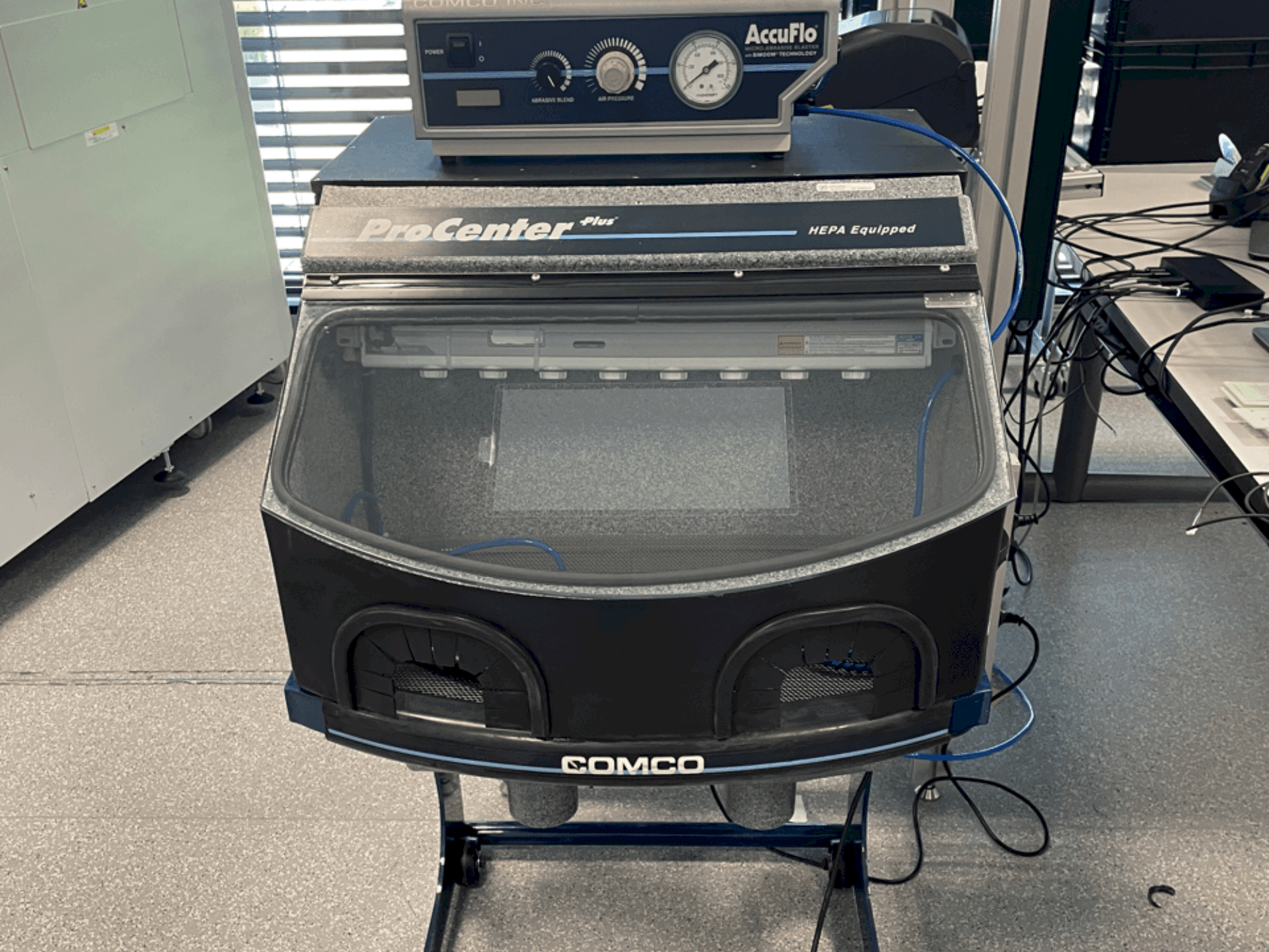 Čelní pohled na COMCO CTR201-2 stroj