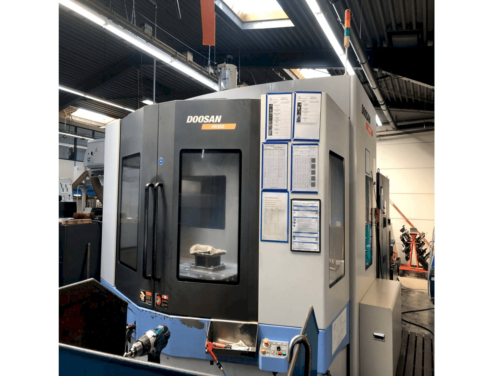 Čelní pohled na Doosan HM 800 stroj