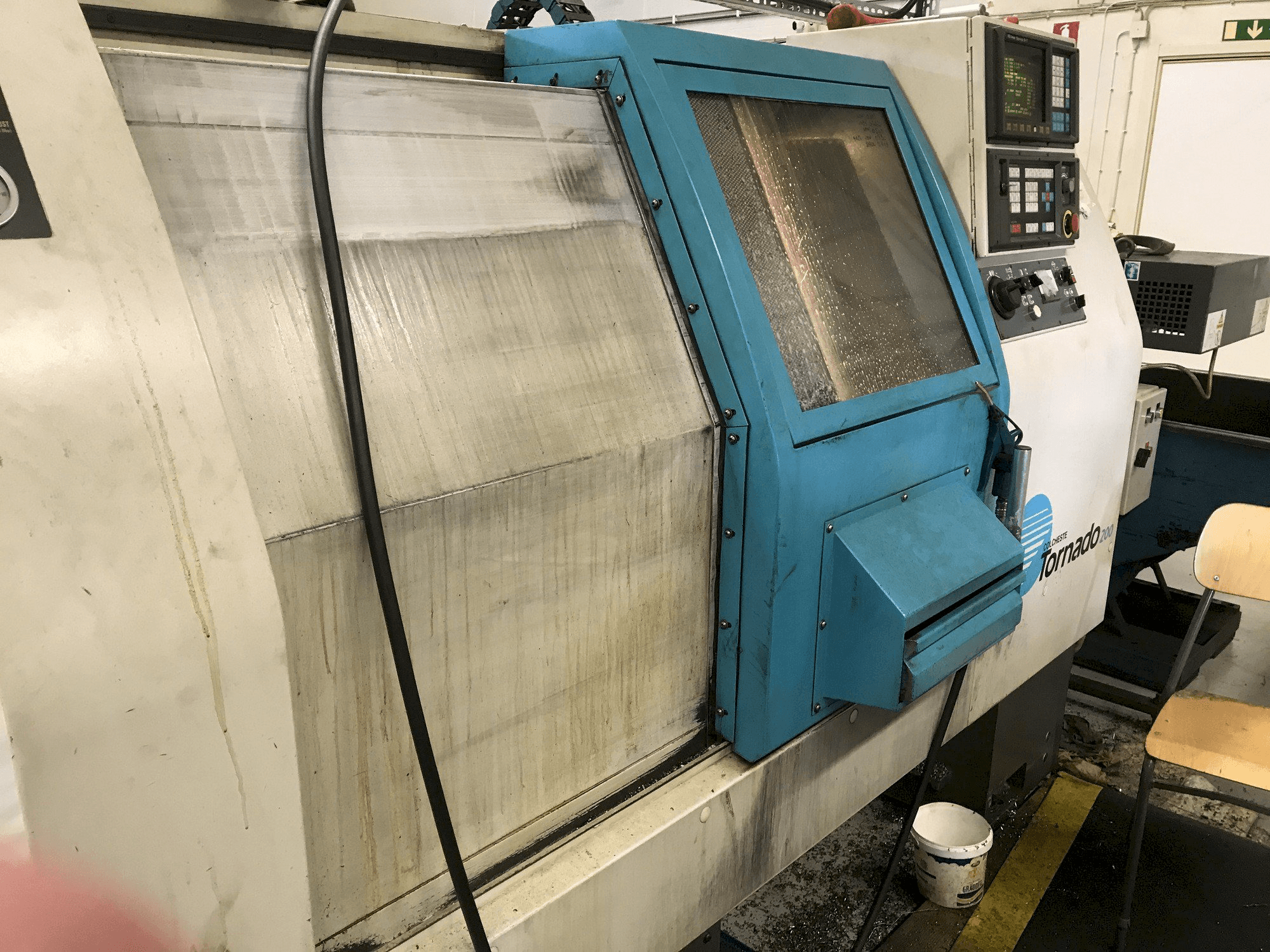 Čelní pohled na Colchester Tornado 200 stroj