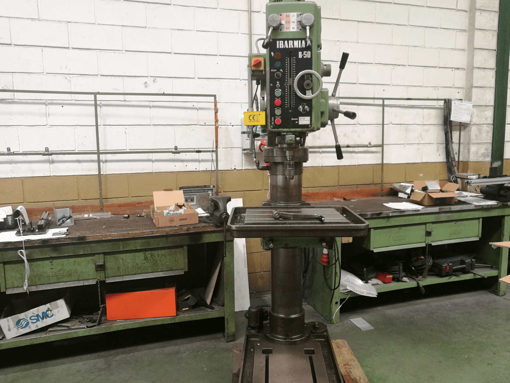 Čelní pohled 1 na IBARMIA B-50 stroj