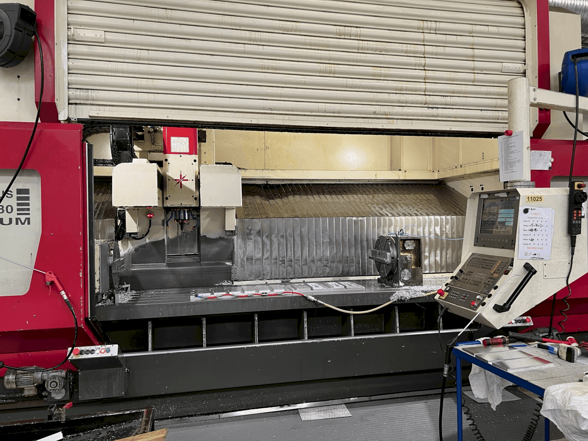 Čelní pohled na HEDELIUS CB80M-3200 stroj