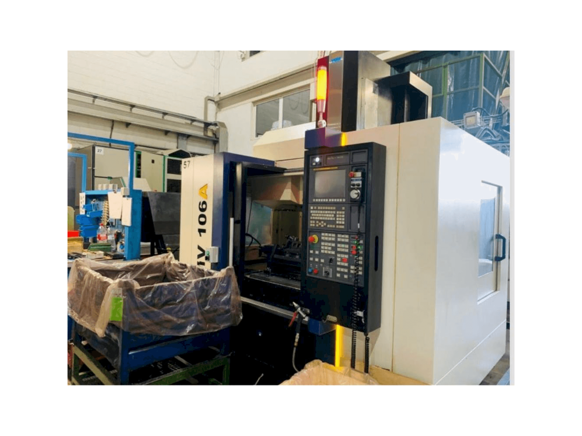 Čelní pohled na YCM NMV106A stroj