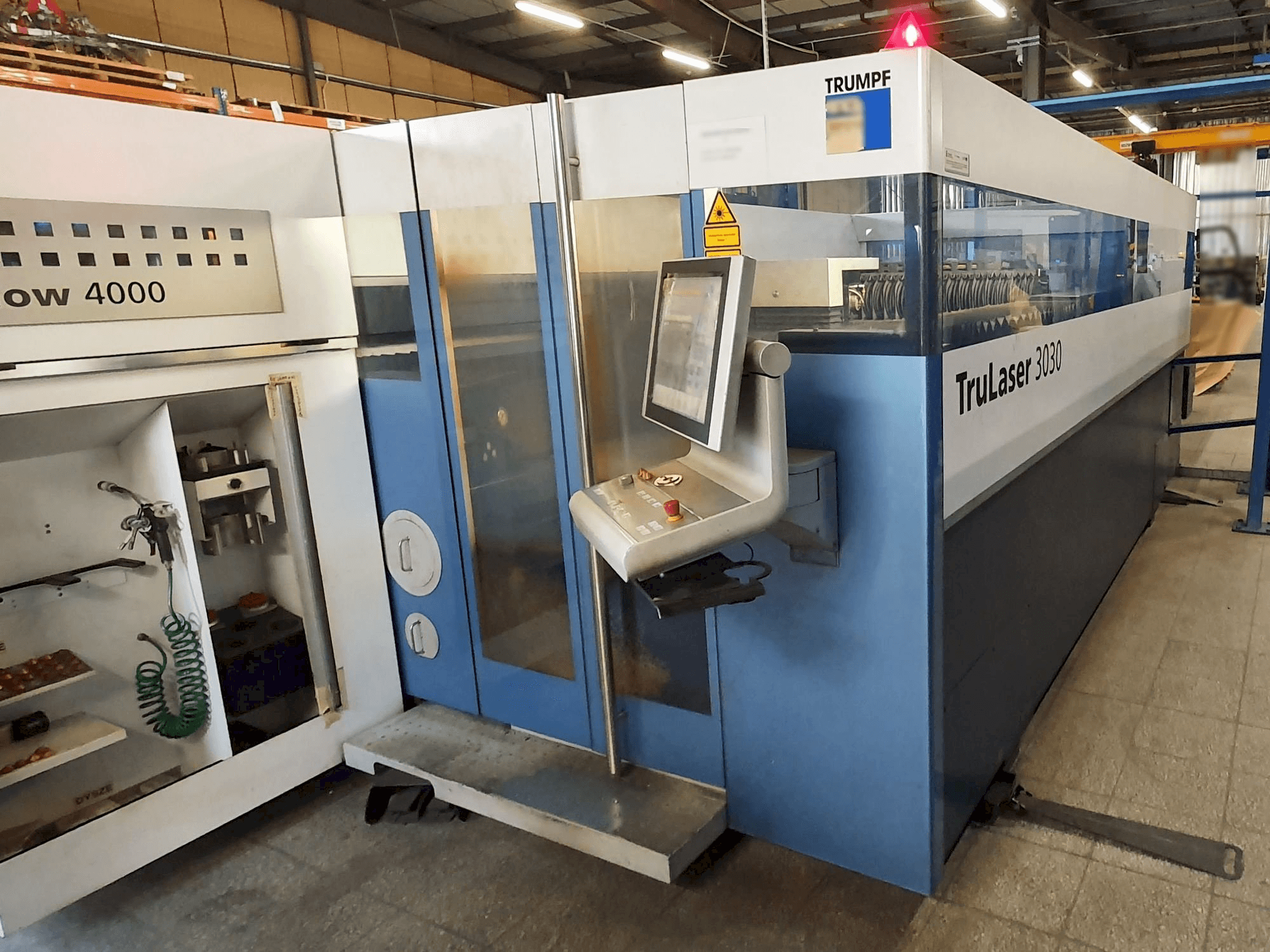 Čelní pohled na Trumpf TruLaser 3030 stroj