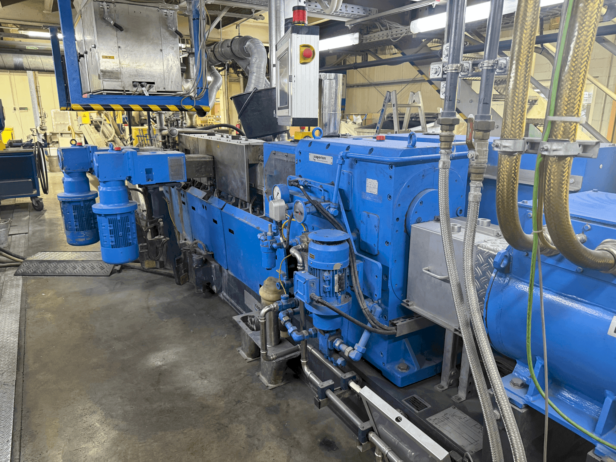 Čelní pohled na COPERION ZSK 50 MCC+ stroj