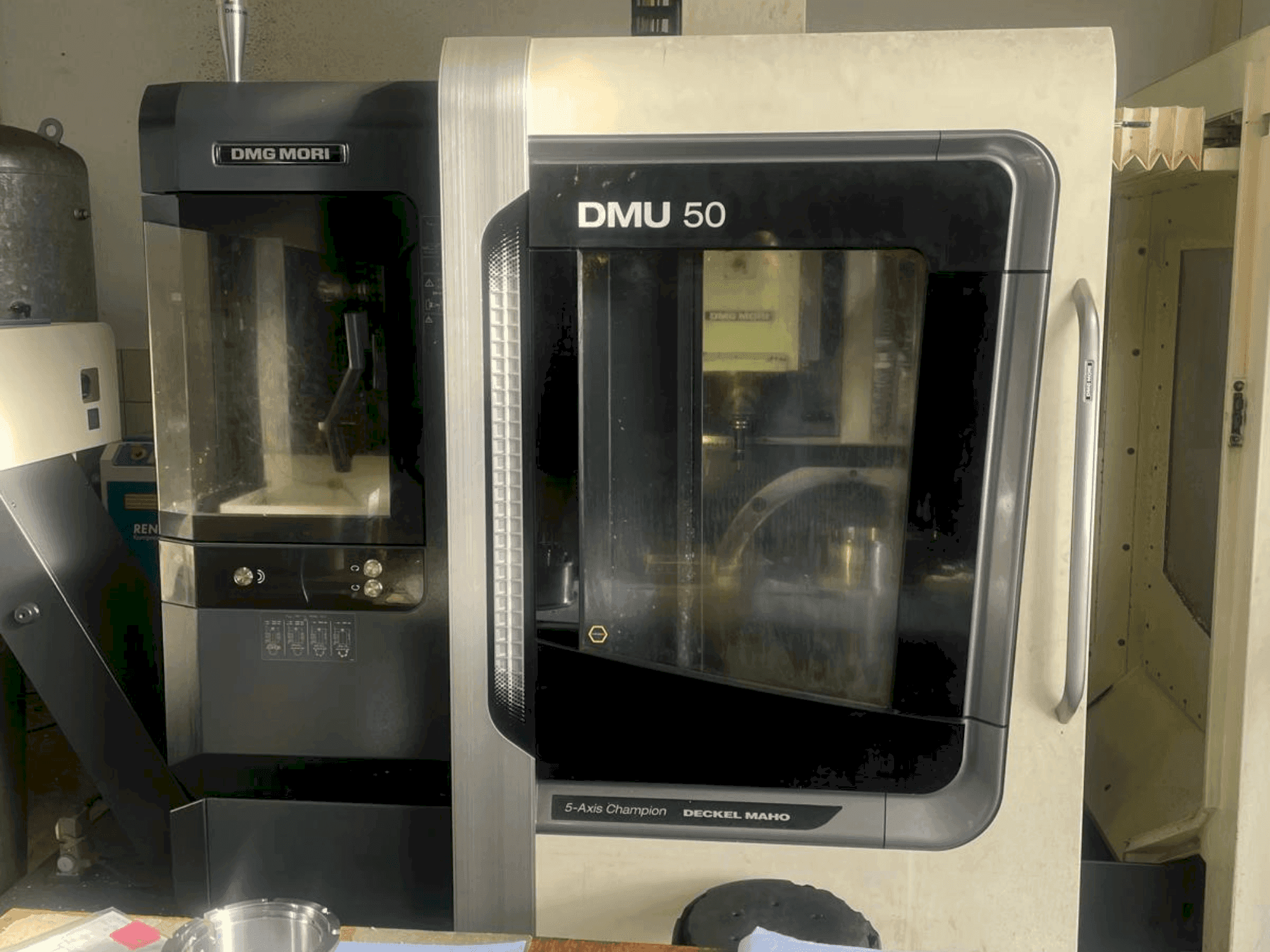 Čelní pohled na DMG MORI DMU 50 stroj