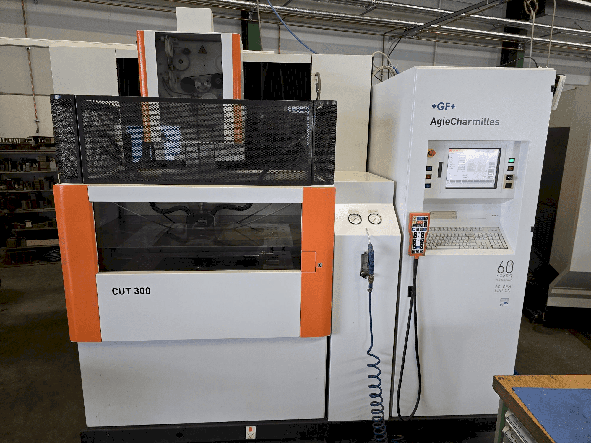 Čelní pohled na AgieCharmilles CUT 300 stroj