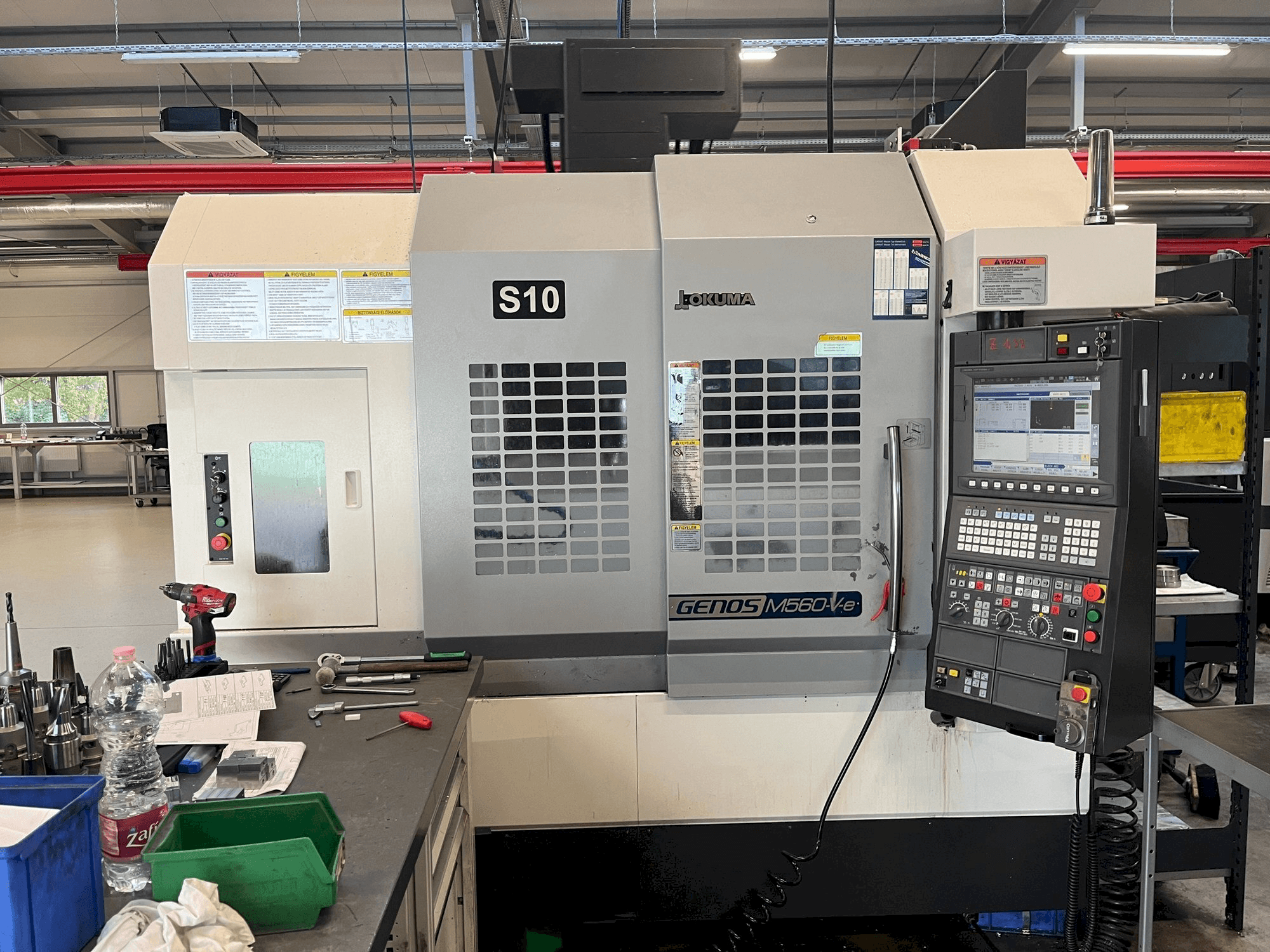 Čelní pohled na Okuma GENOS M560R stroj