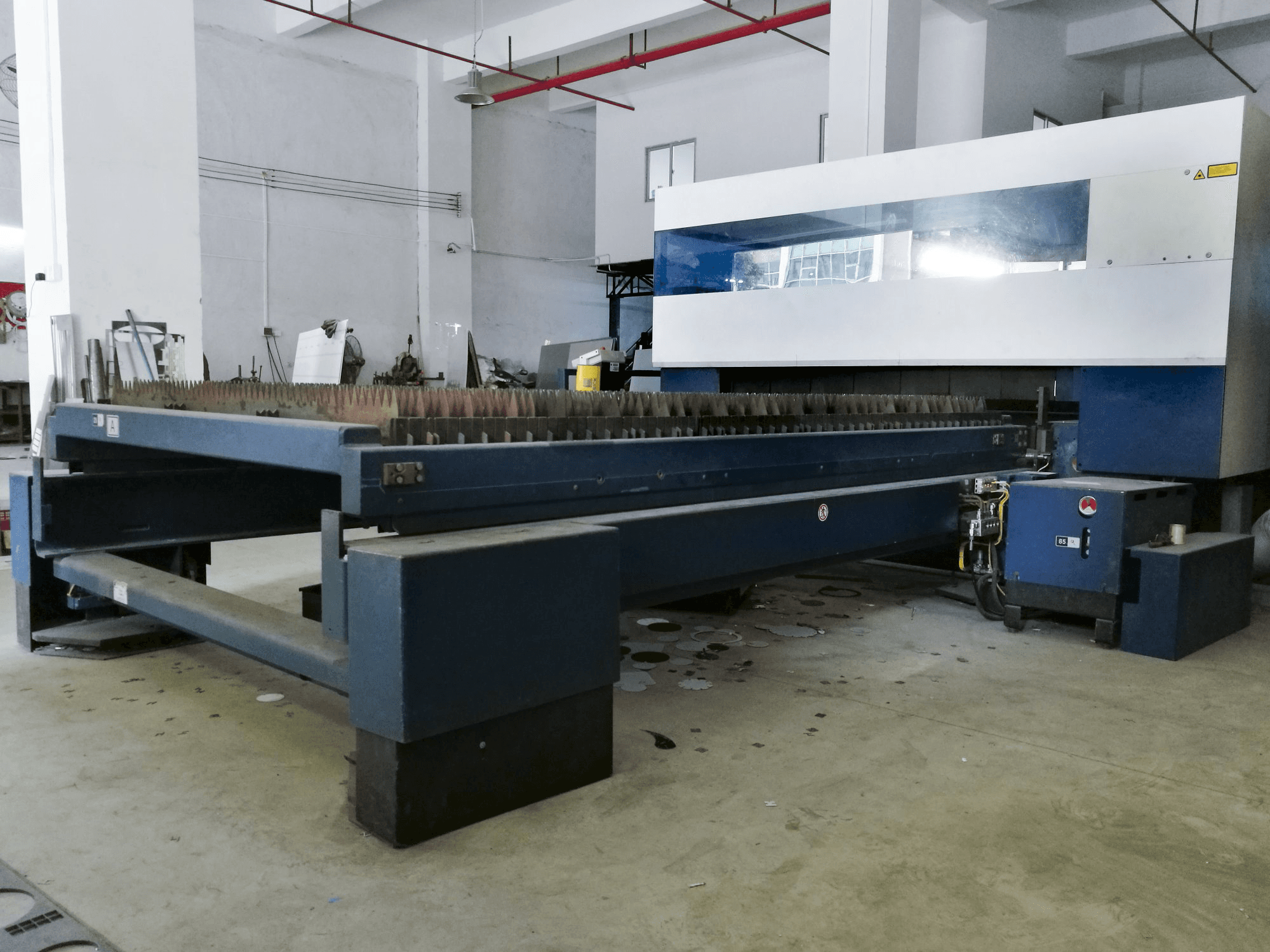 Pravý pohled na Trumpf TruLaser 3030 stroj