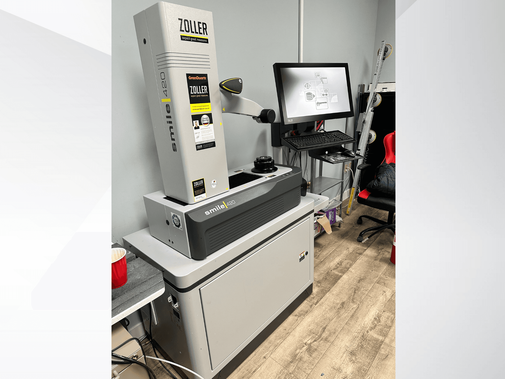 Digitální měřicí stroj Zoller Smile 420, zobrazený v čelním pohledu s monitorem a pracovním prostorem v pozadí.