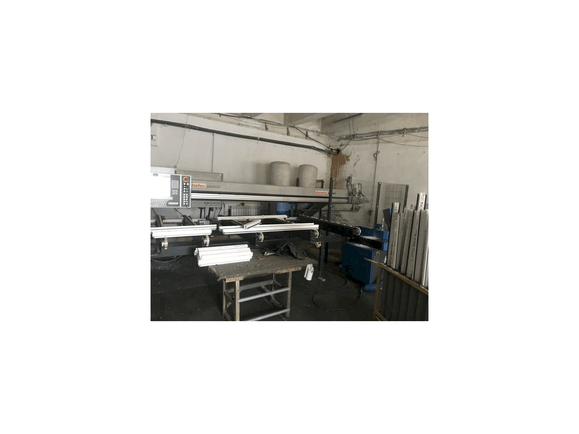 Čelní pohled na Elumatec SBZ 608 stroj