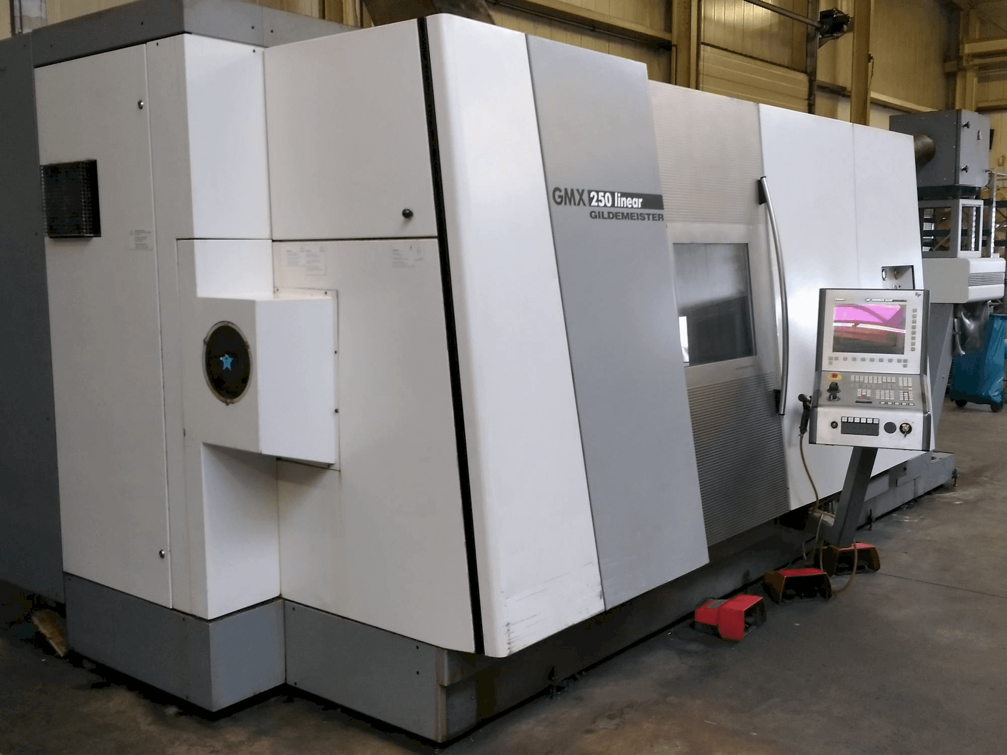 Čelní pohled na Gildemeister GMX 250 linear stroj