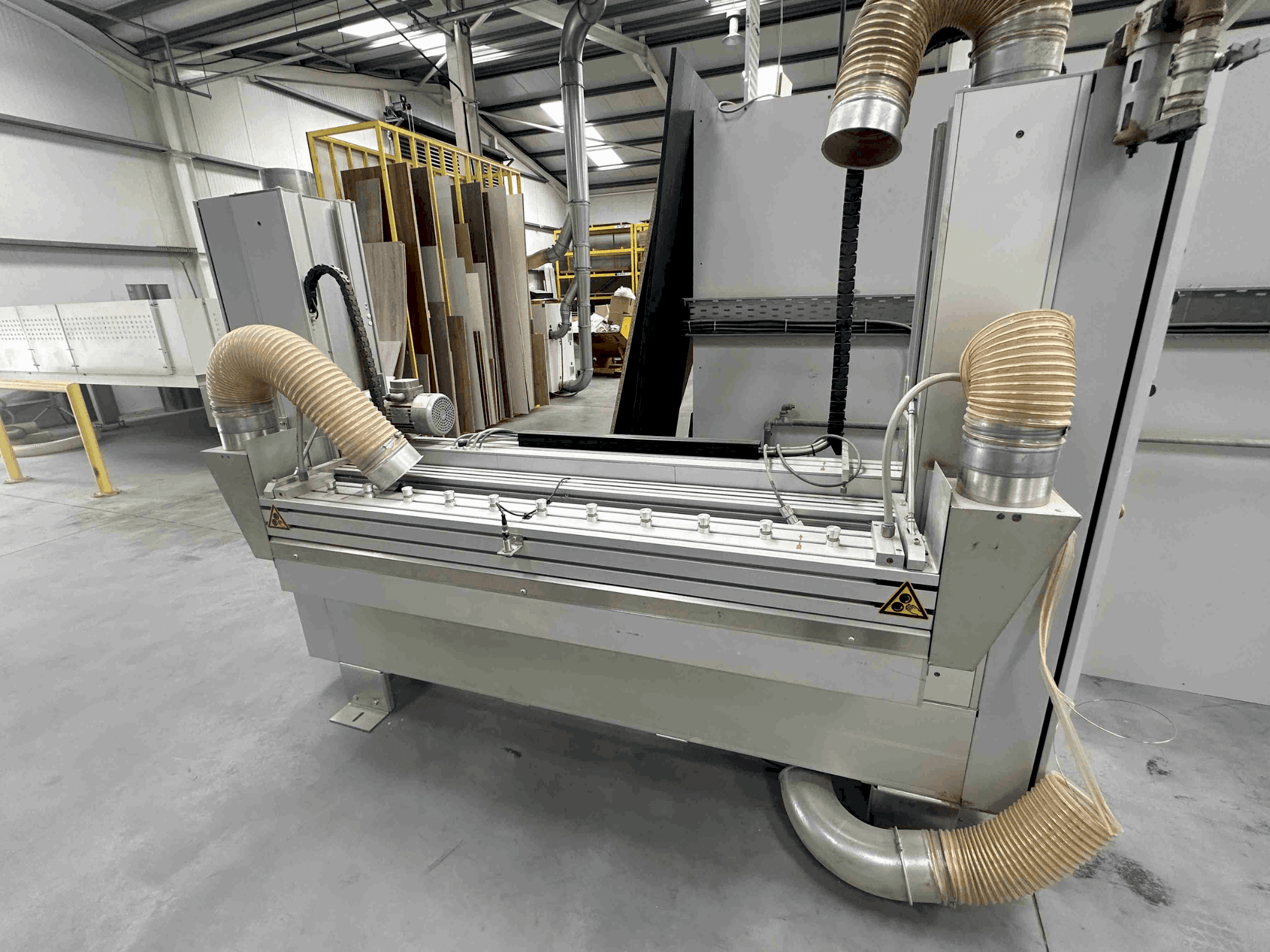 Čelní pohled na WANDRES CF05/1500 stroj