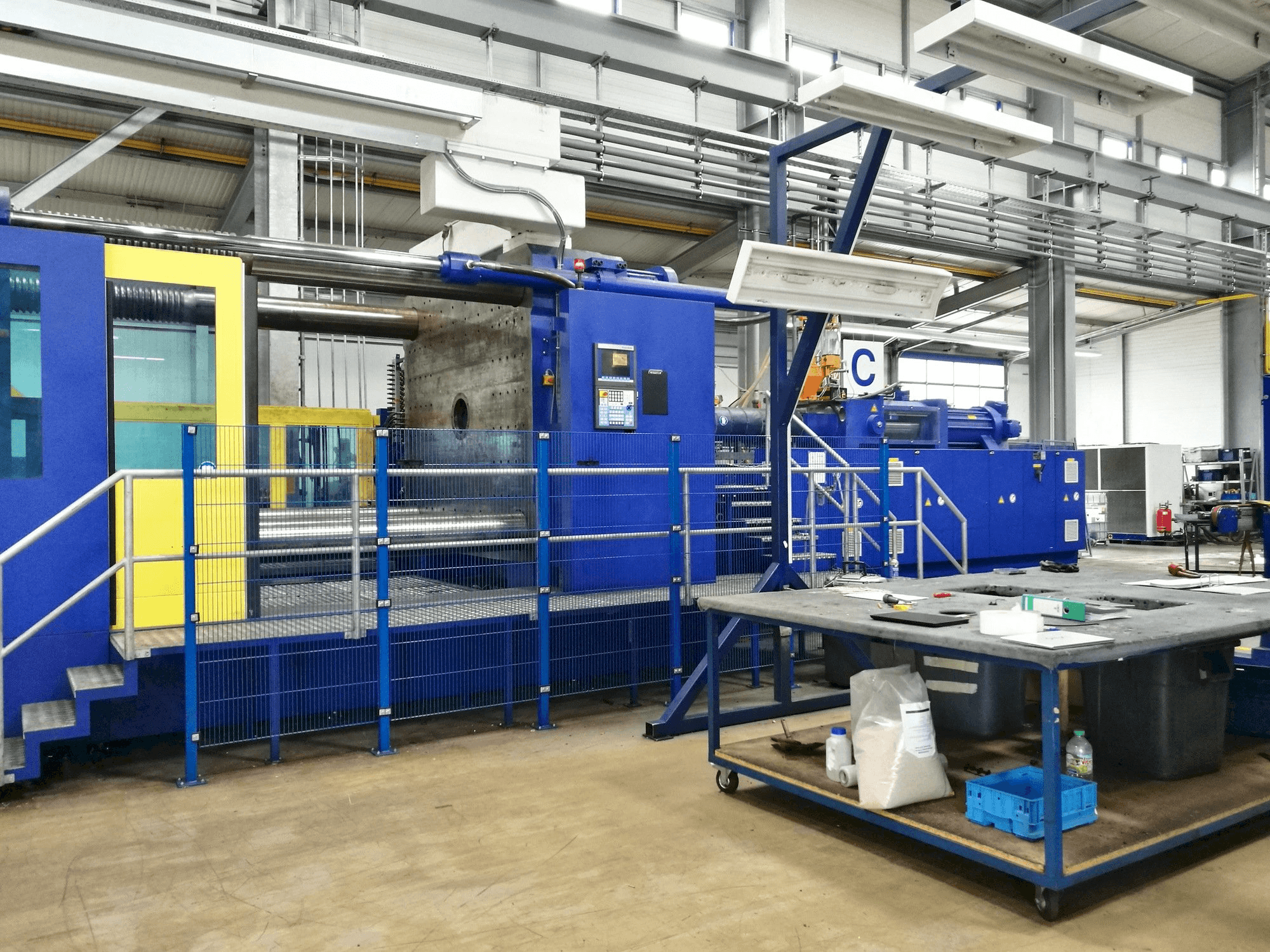 Čelní pohled na Krauss Maffei 2300-12000 MX stroj