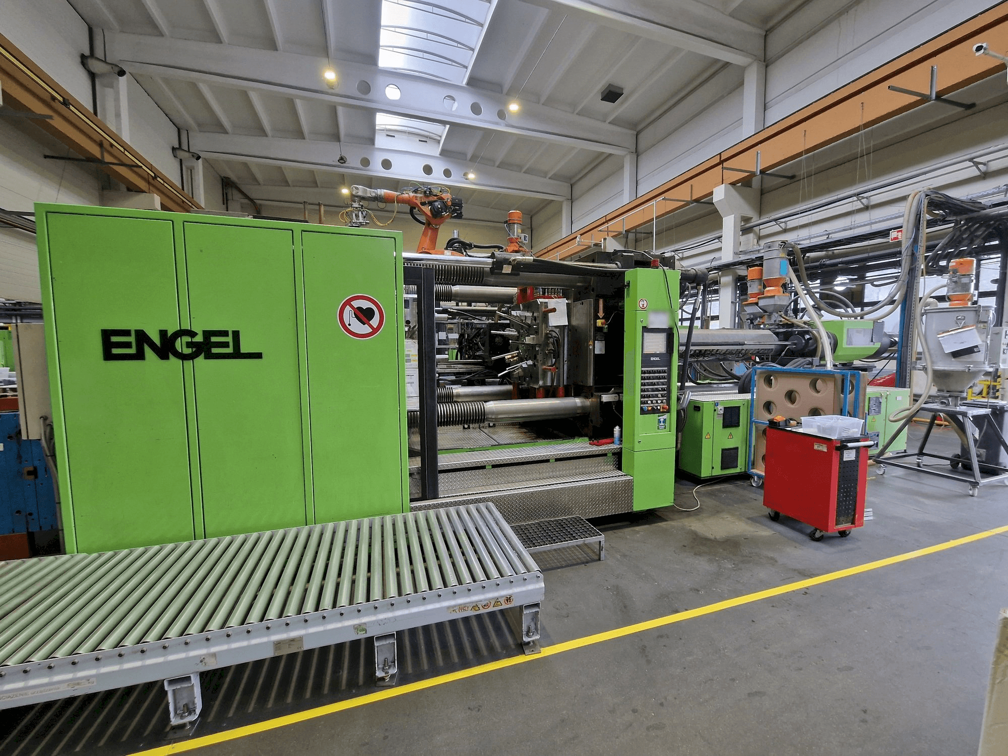 Čelní pohled na Engel DUO 3550H/330L/1000 COMBI stroj