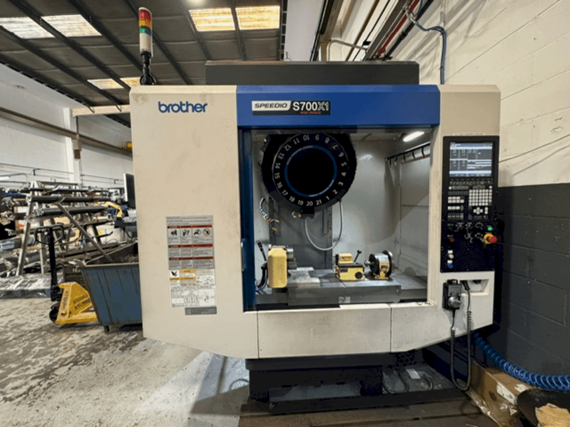 Čelní pohled na Brother Speedio S700X1 stroj