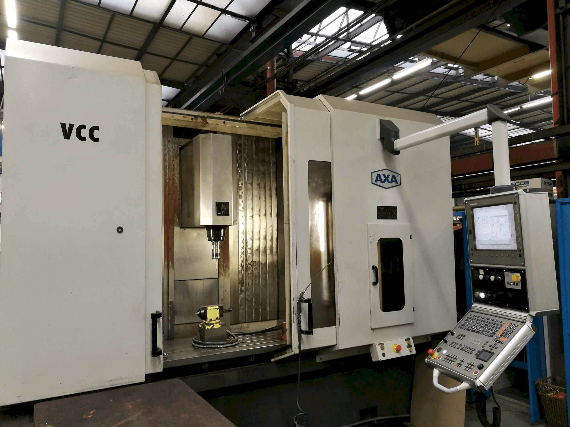 Čelní pohled na AXA VCC 1200 stroj