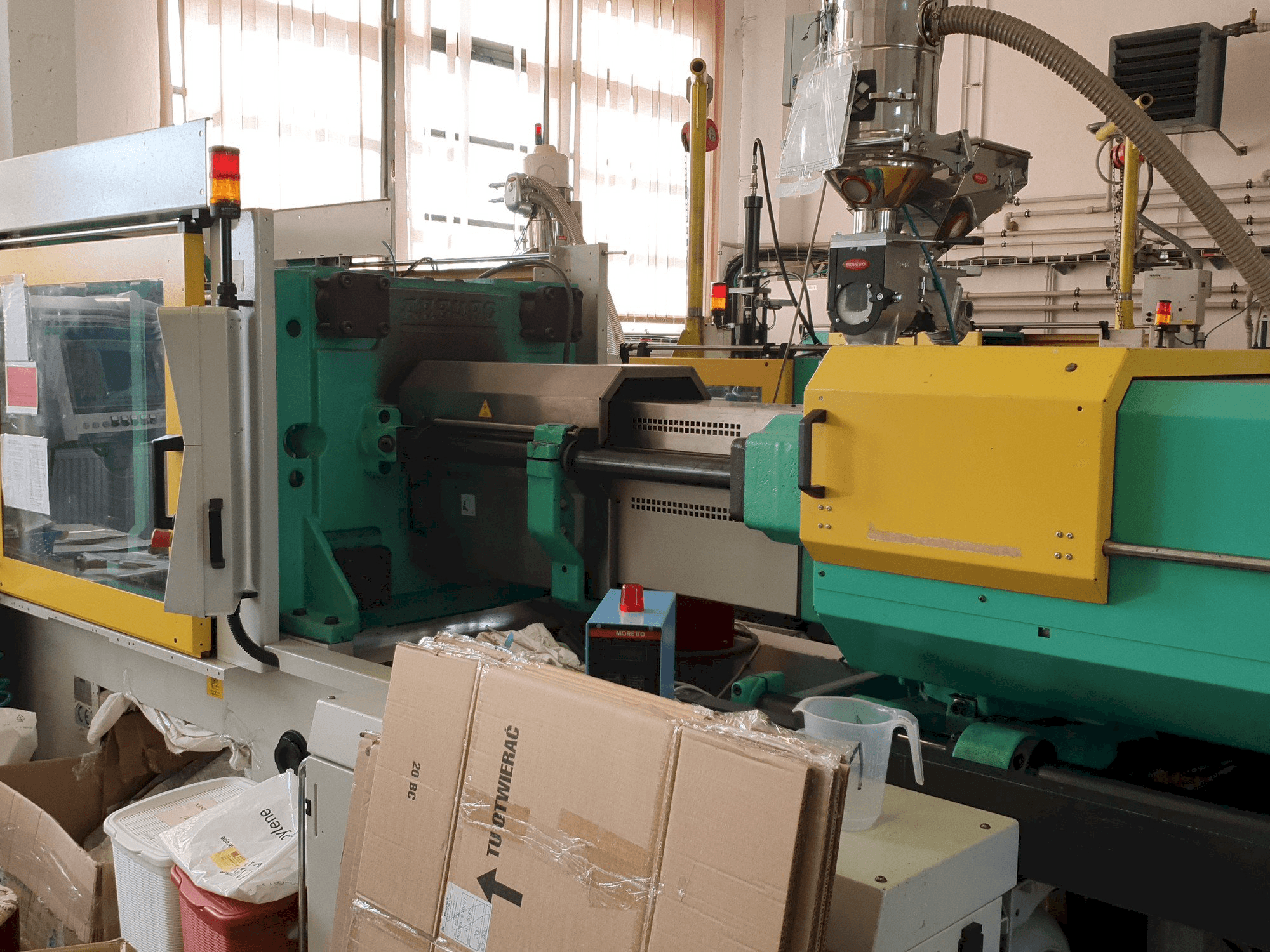 Čelní pohled na Arburg 570C 2200 - 1300 stroj