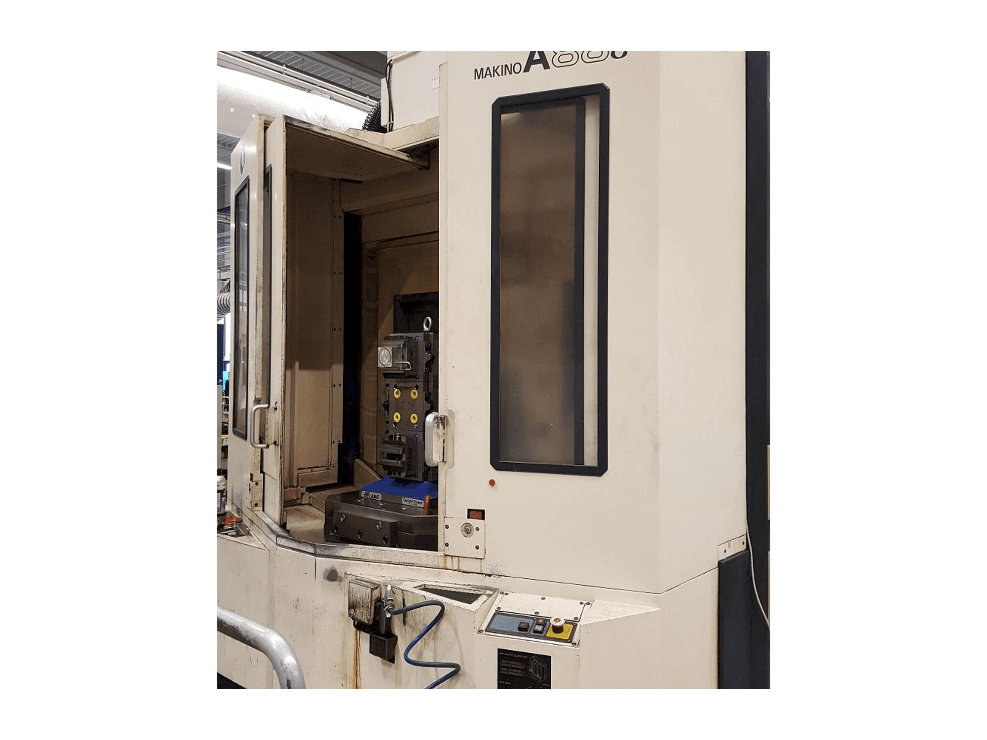 Čelní pohled na Makino A88E stroj