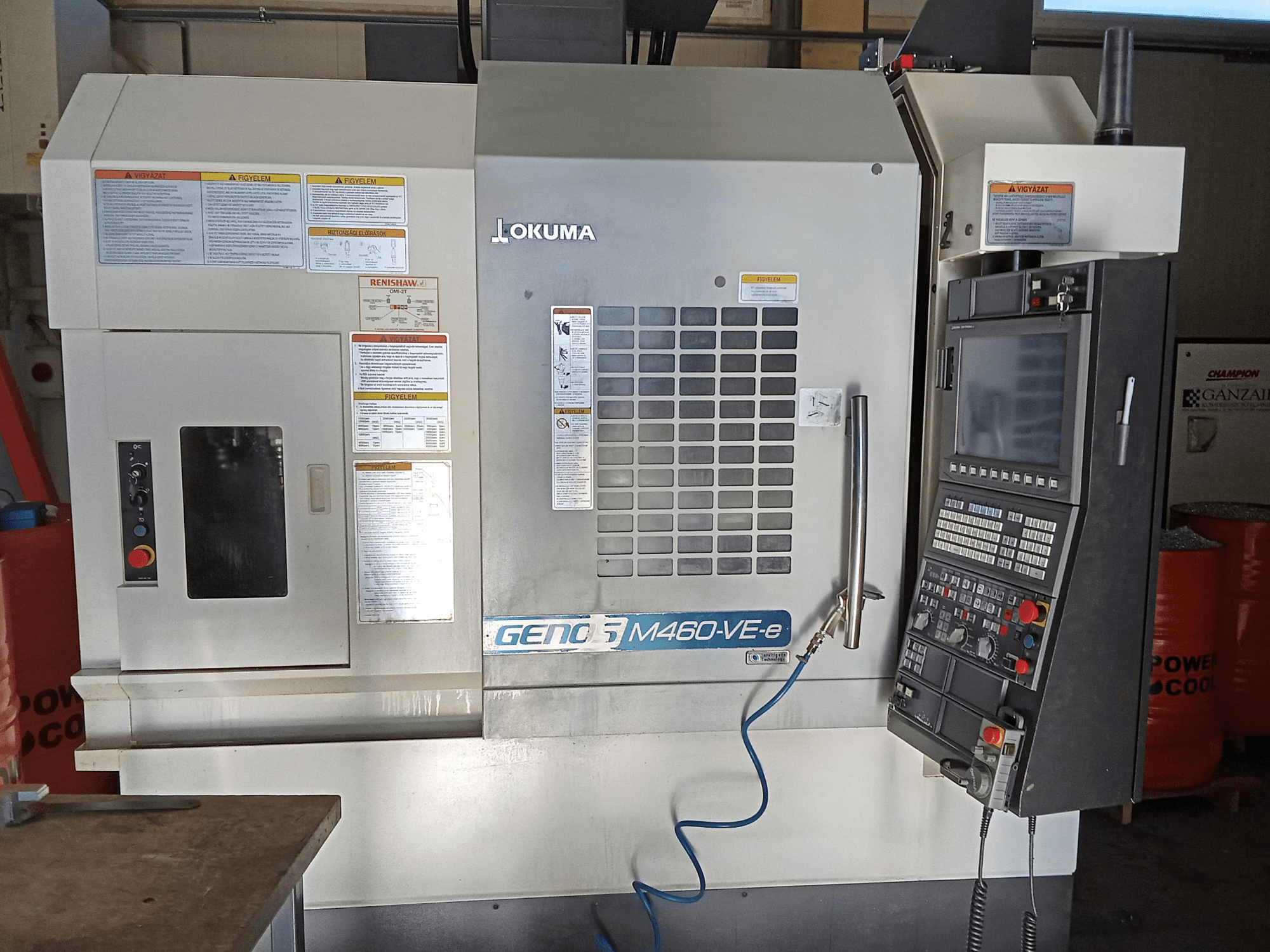 Vertikální obráběcí centrum Okuma M460R-VE, pohled zepředu, zobrazující ovládací panel a detaily provozního rozhraní.