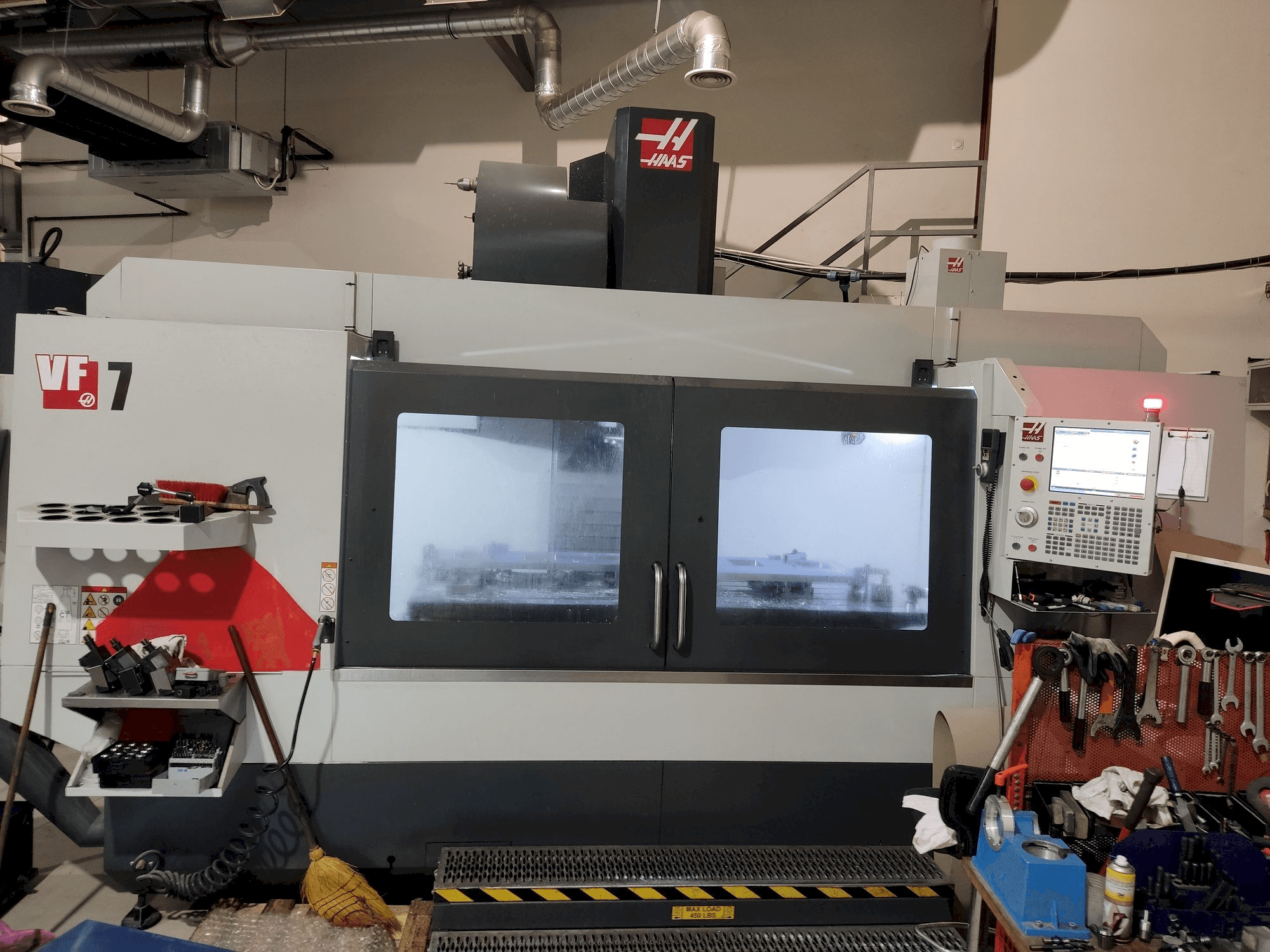 Čelní pohled na HAAS VF-7 stroj
