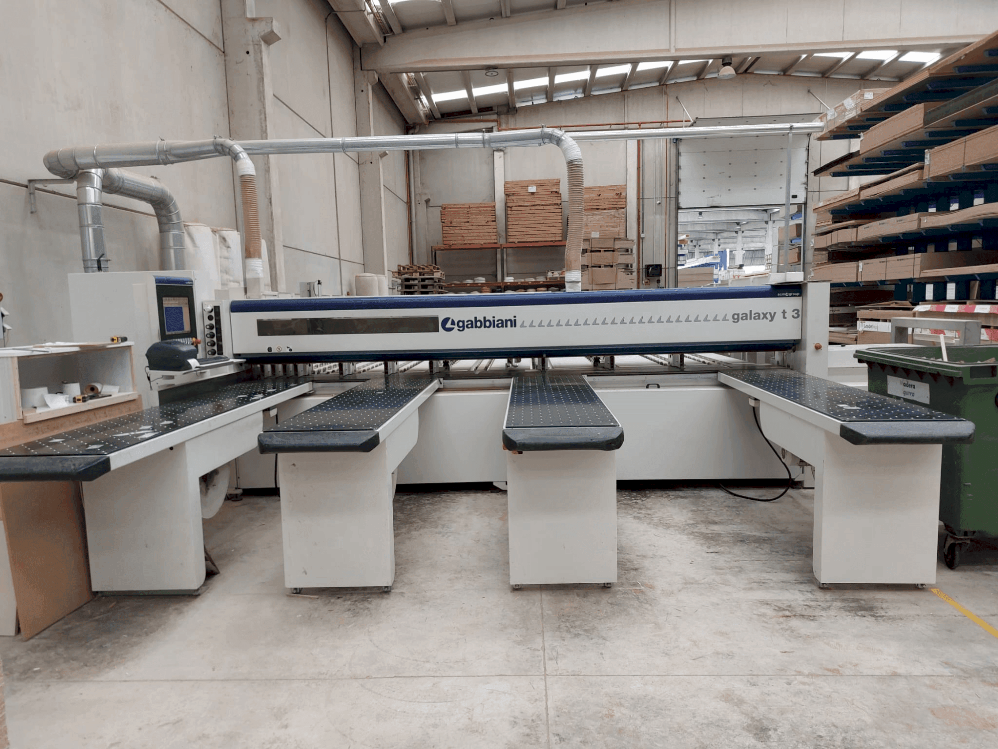 Čelní pohled na SCM Gabbiani Galaxy T3 110A stroj