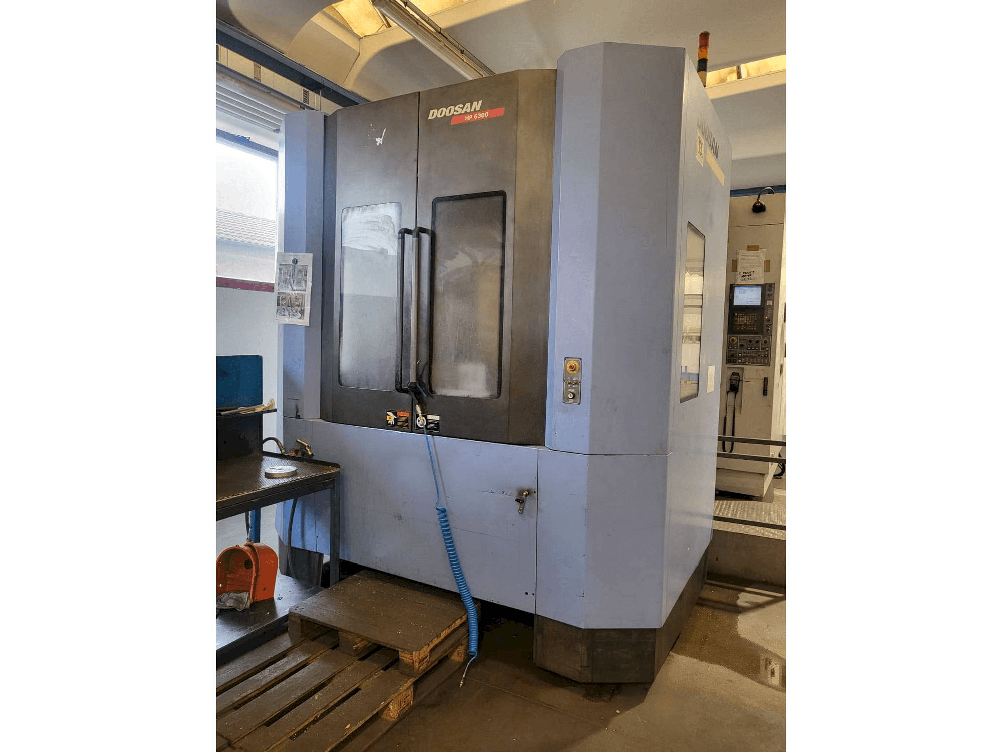 Čelní pohled na Doosan HP 6300 stroj