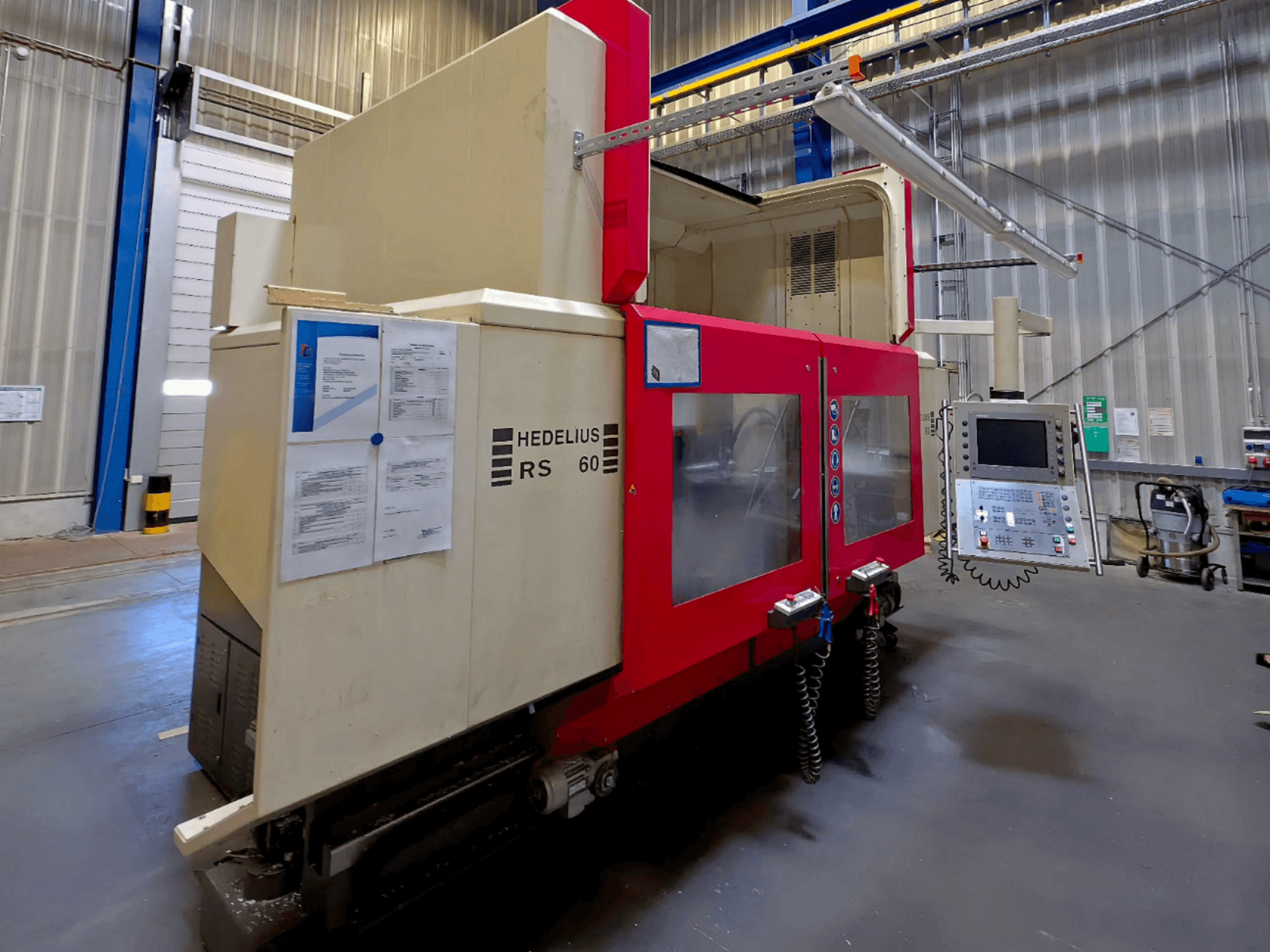 Vertikální obráběcí centrum HEDELIUS RS 60 K - 2000, boční pohled, viditelný ovládací panel a bezpečnostní pokyny.
