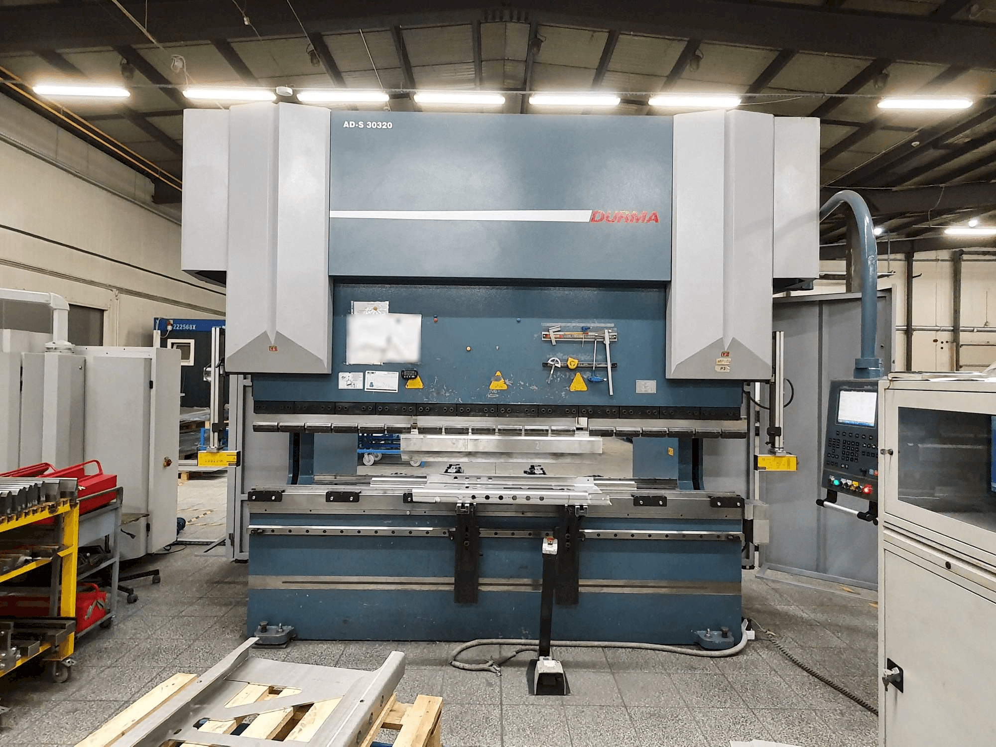 Čelní pohled na Durma AD-S 30320 stroj